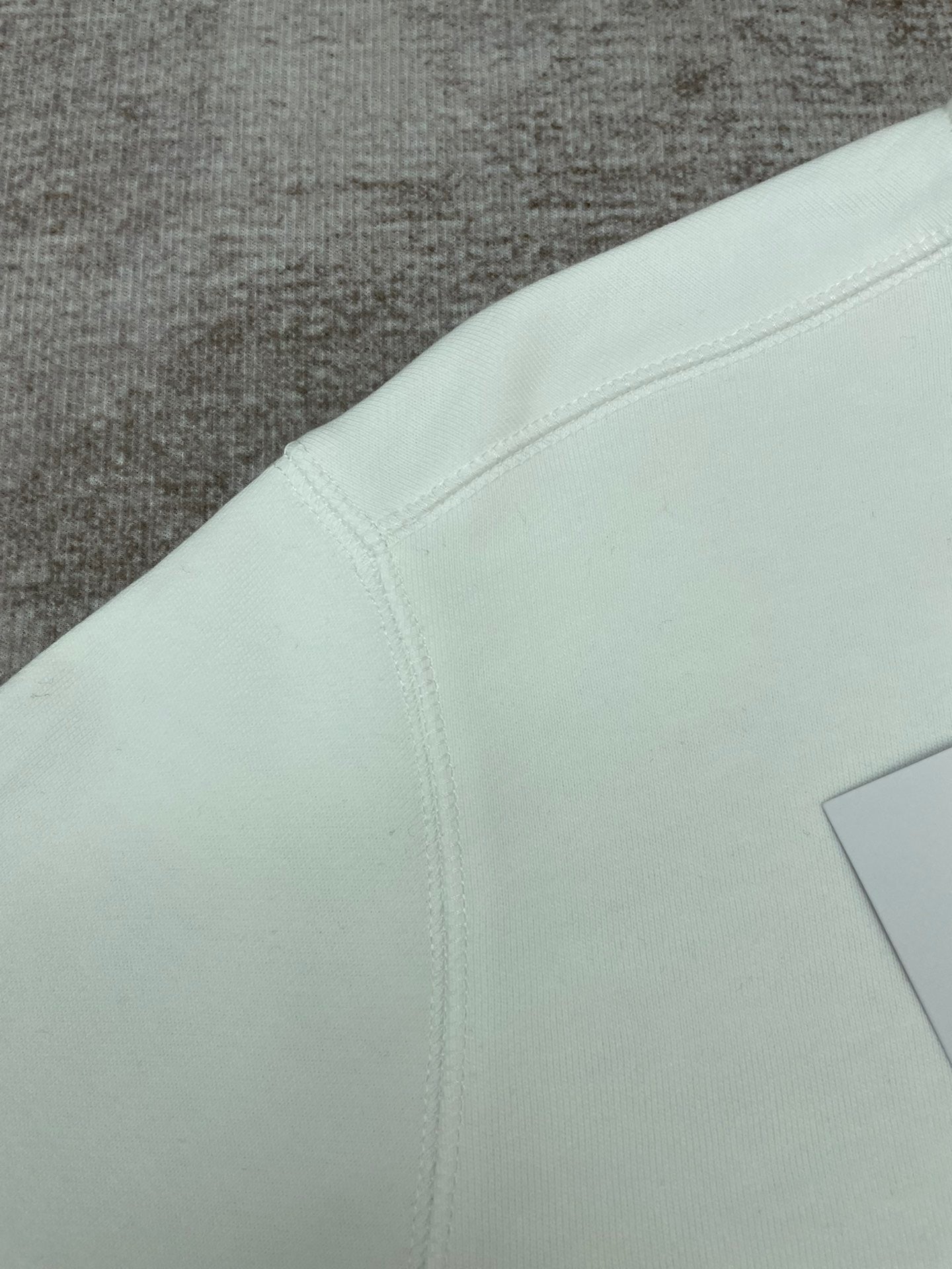 سويت شيرت أبيض وأسود