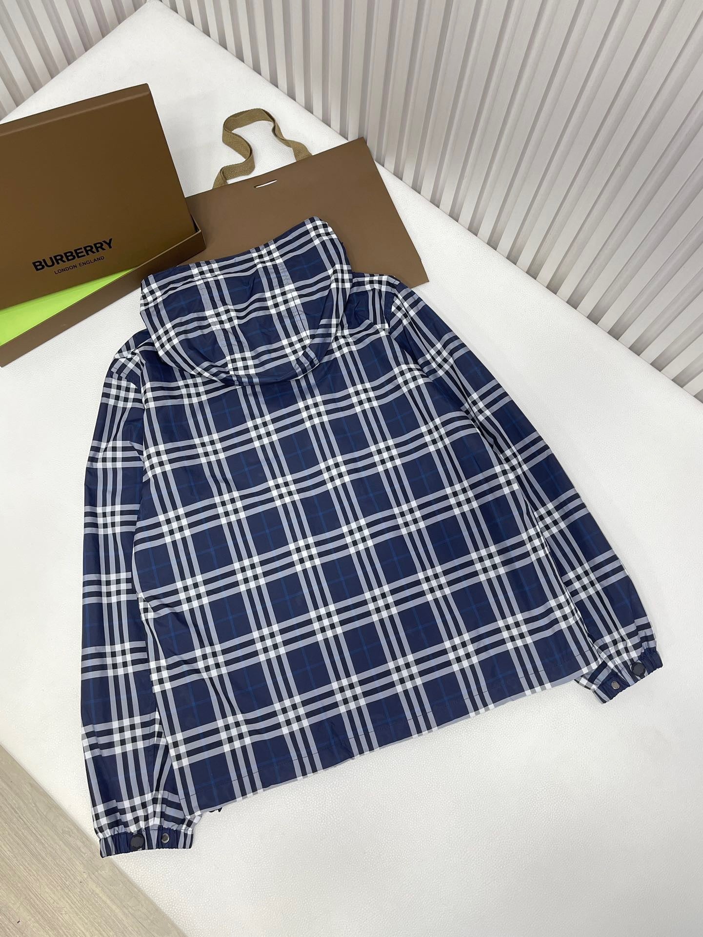 Blau-weiße Jacke