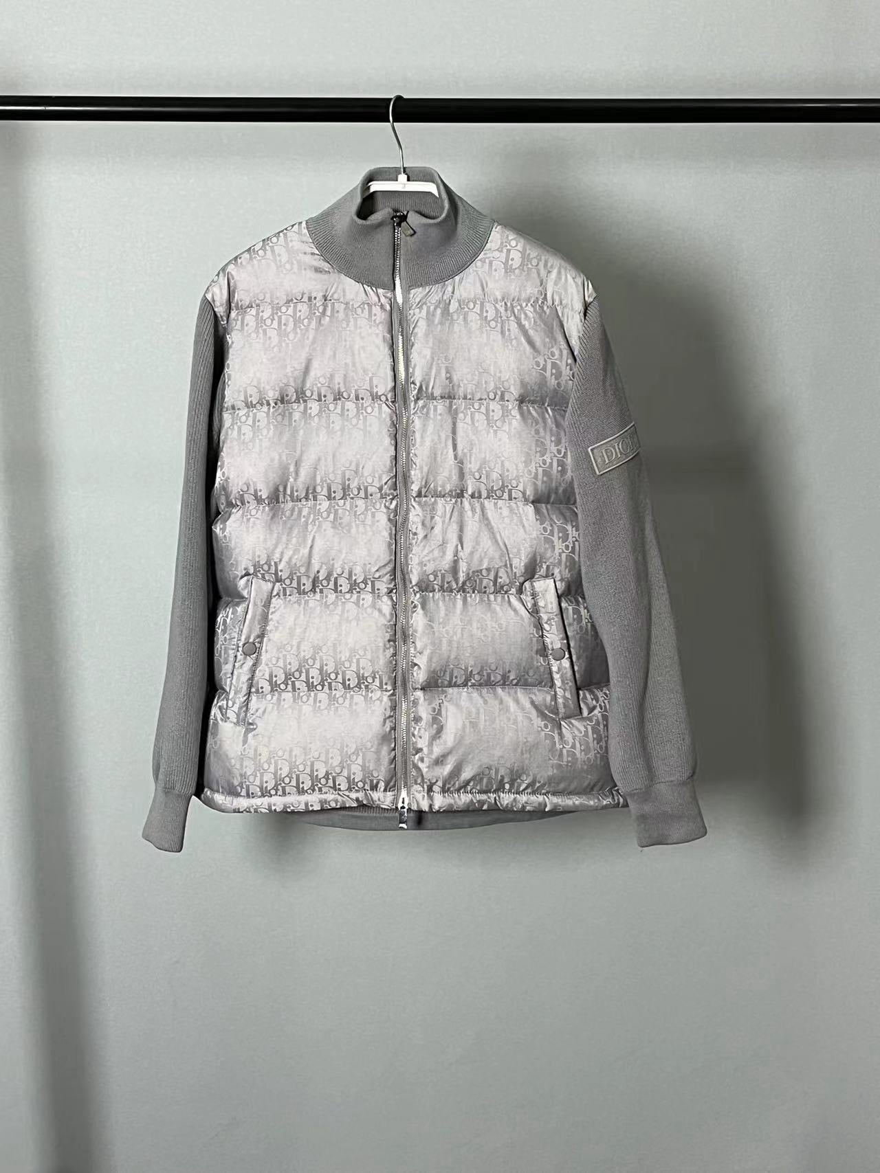 Chaqueta negra, gris, azul y blanca