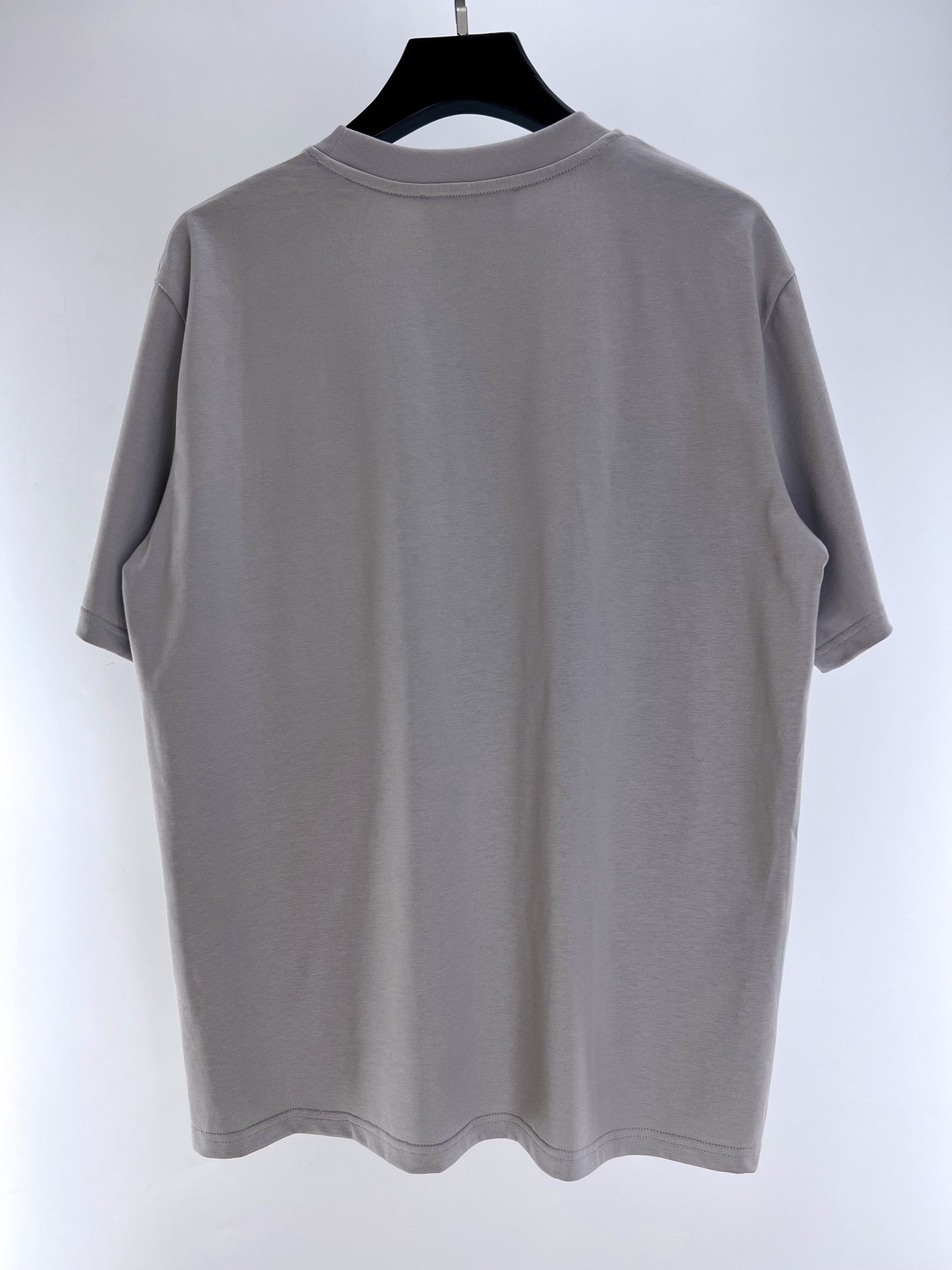 Graues und weißes T-Shirt