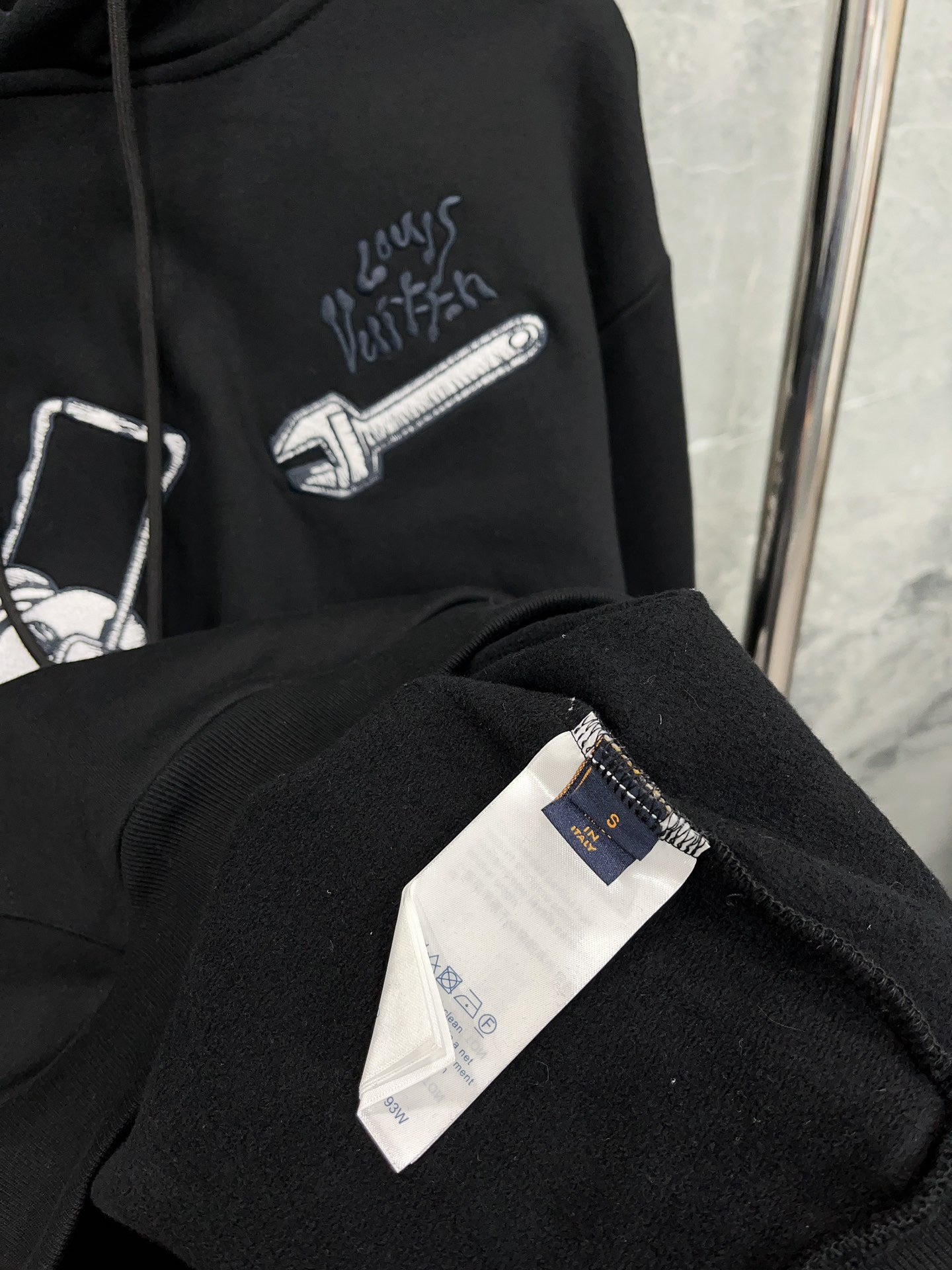 Schwarzer Hoodie