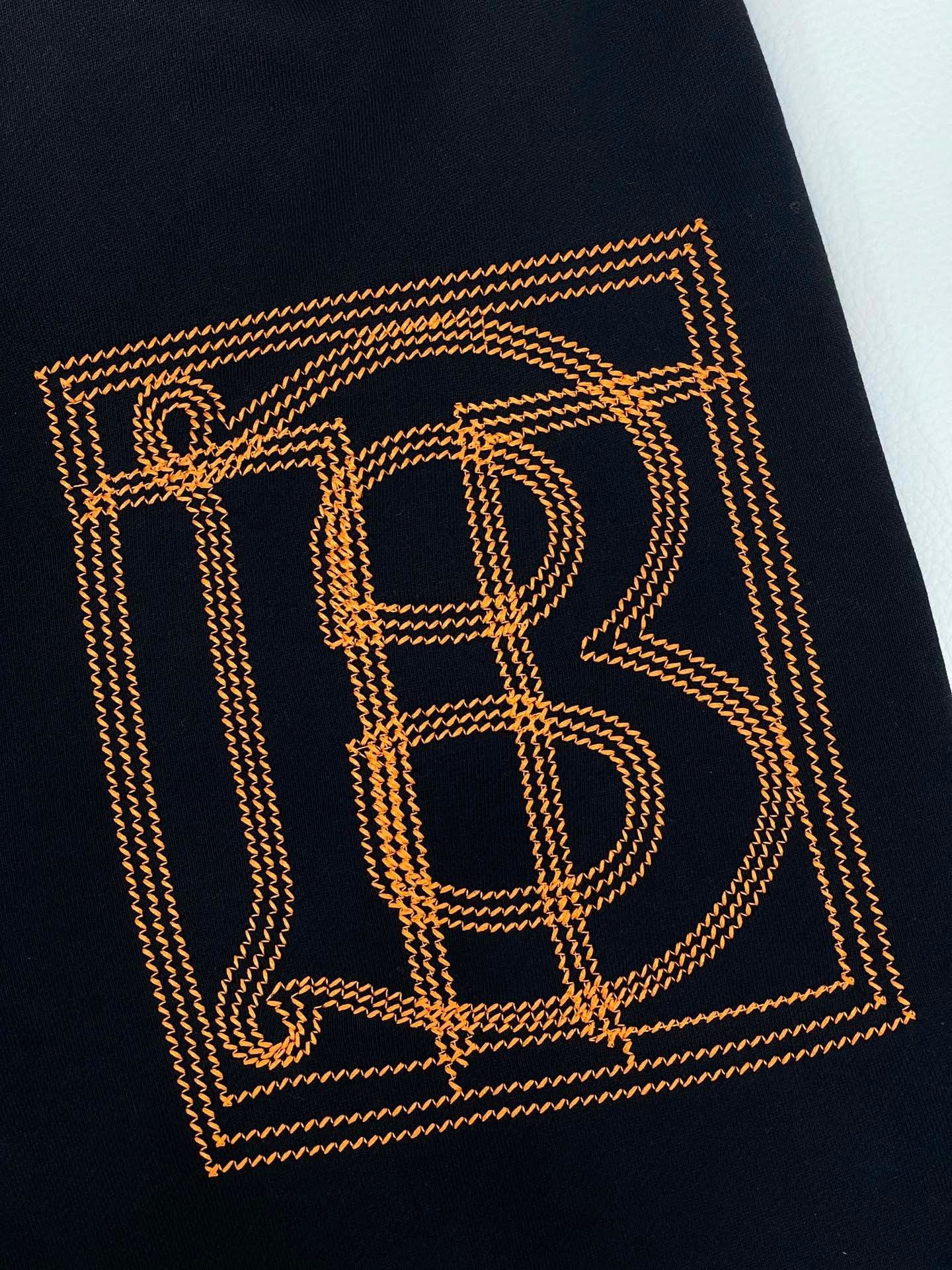 Schwarze und blaue Hose