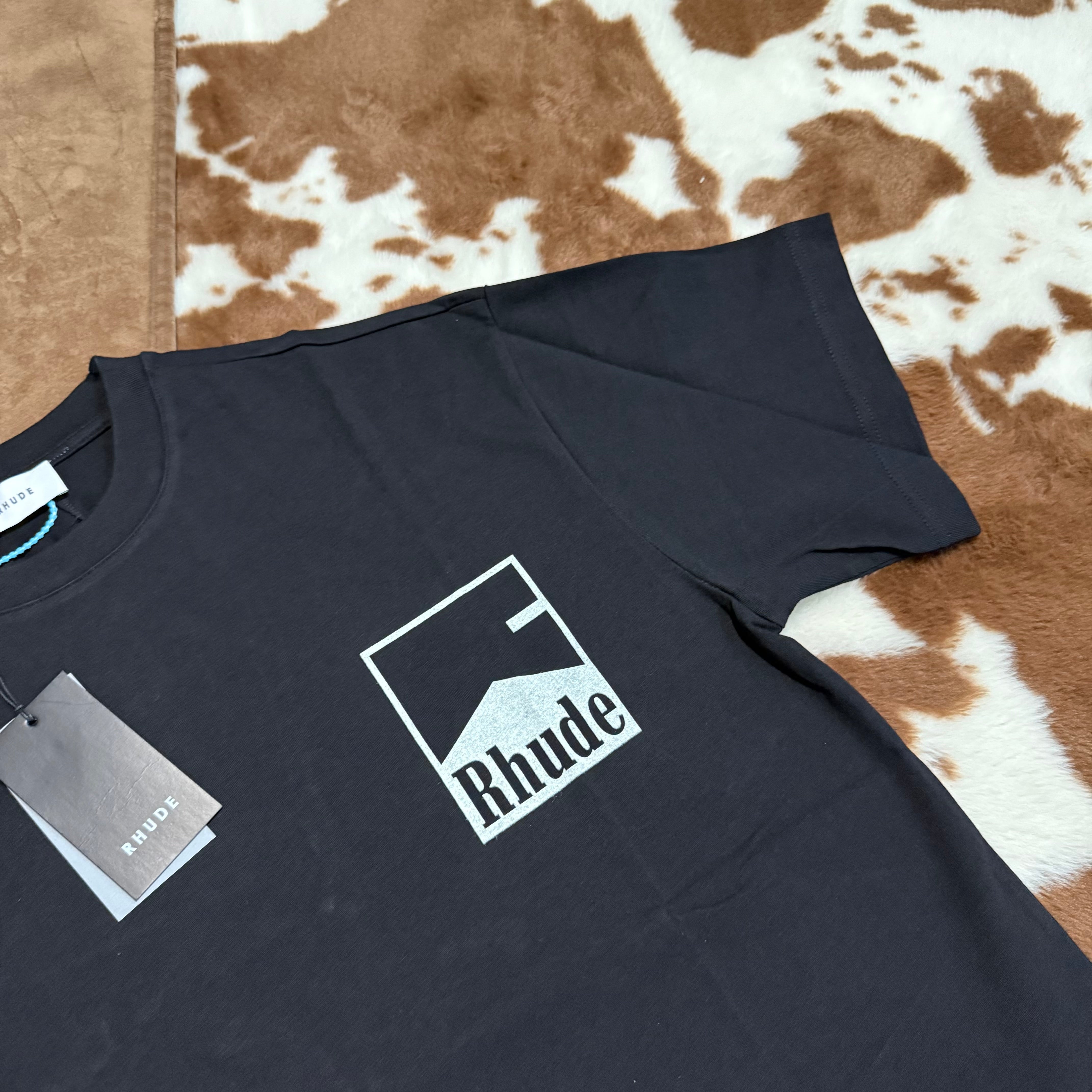 Schwarz-weißes T-Shirt