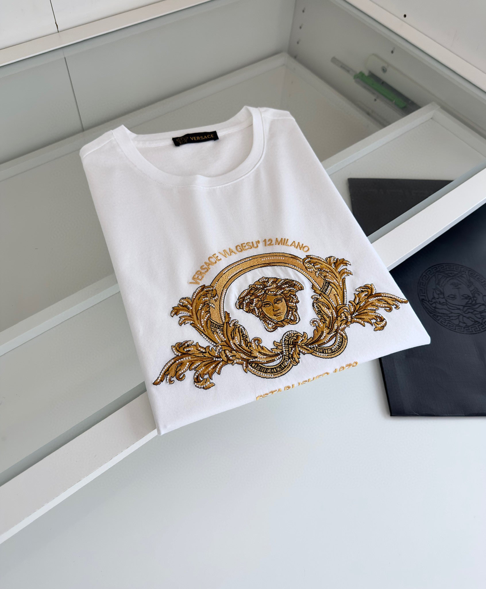 Schwarz-weißes T-Shirt