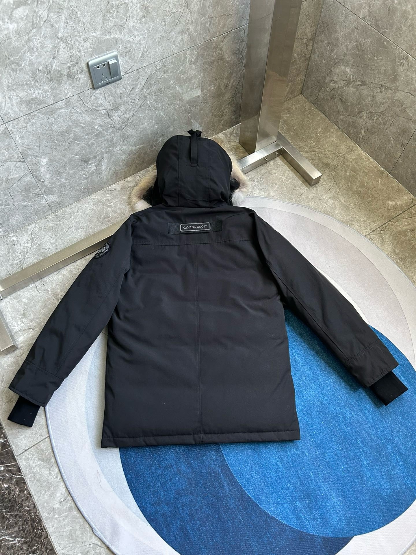 Schwarze und graue Jacke