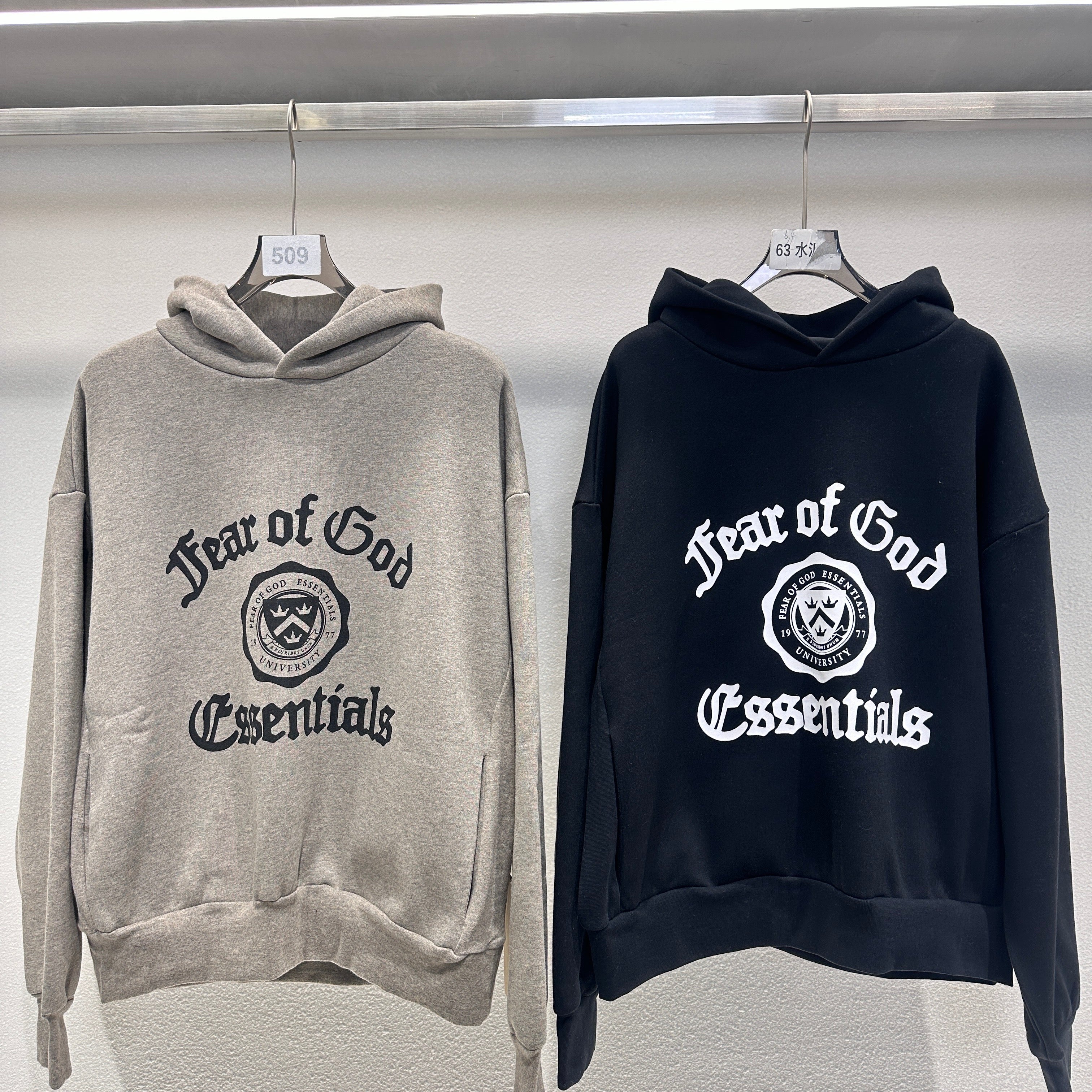 Sudadera con capucha negra y gris niebla oscura