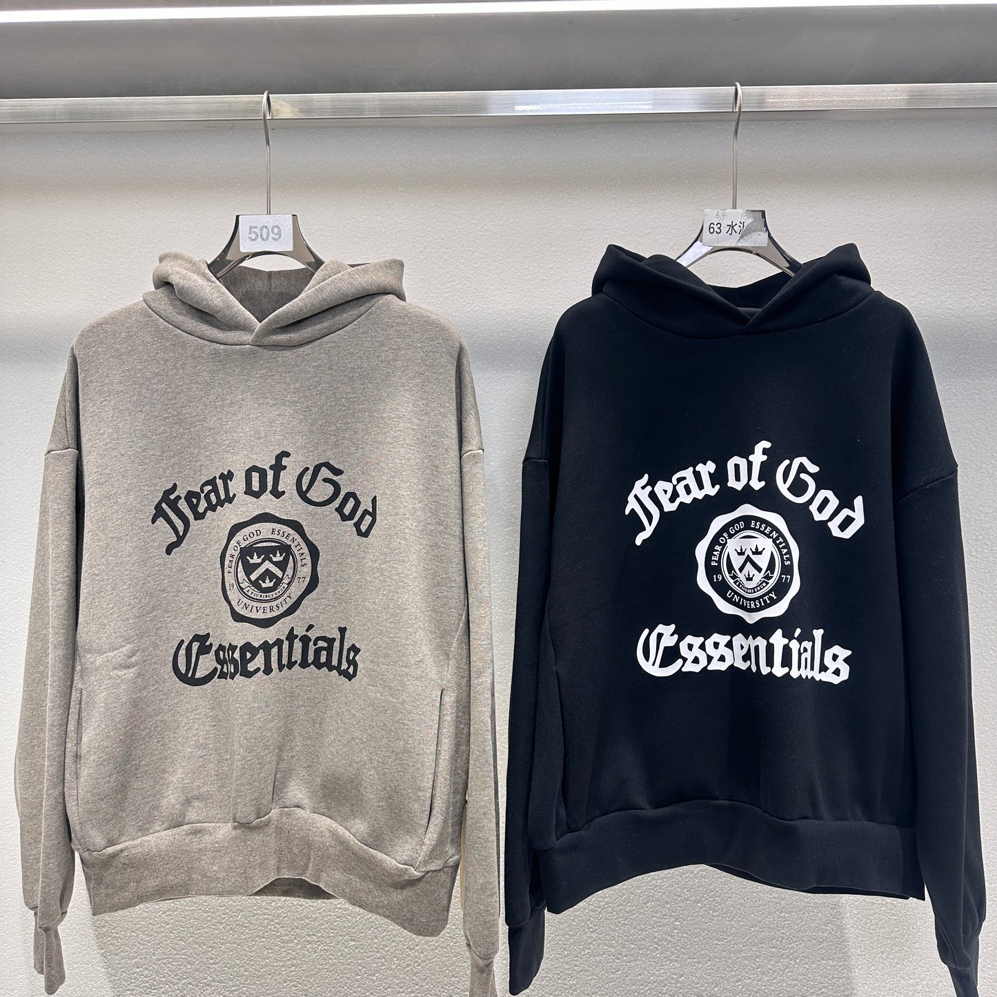 Schwarzer und dunkelnebelgrauer Hoodie
