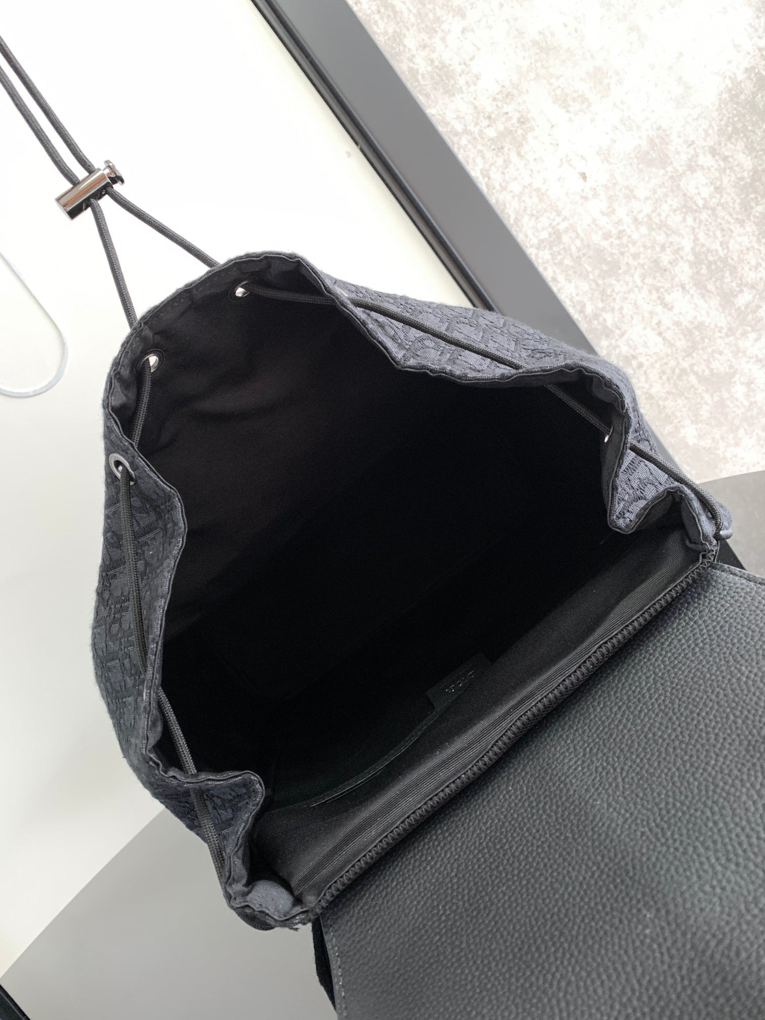 Aprikosen- und schwarze Tasche