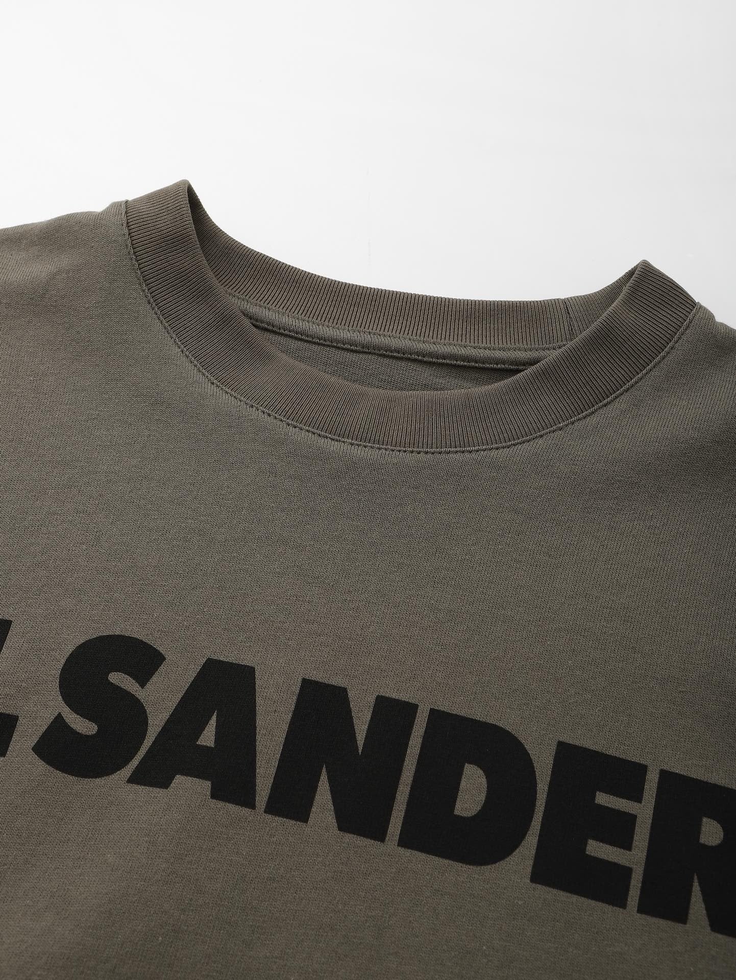 سويت شيرت رمادي وأبيض وأسود