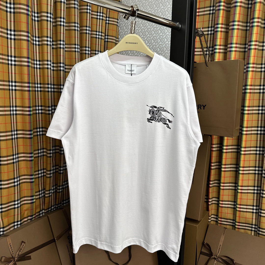 Weißes und schwarzes T-Shirt