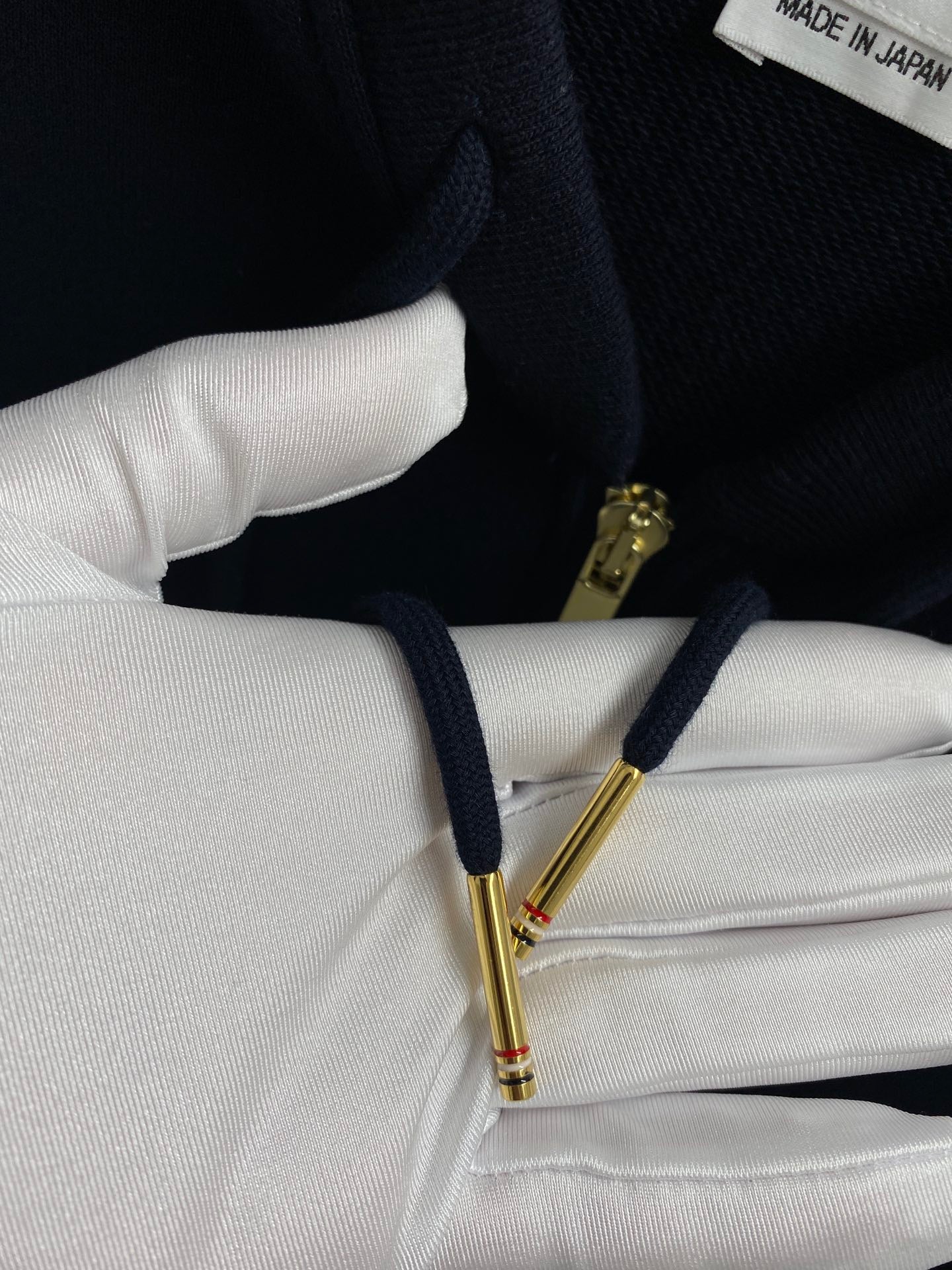 Dunkelblaue und graue Jacke