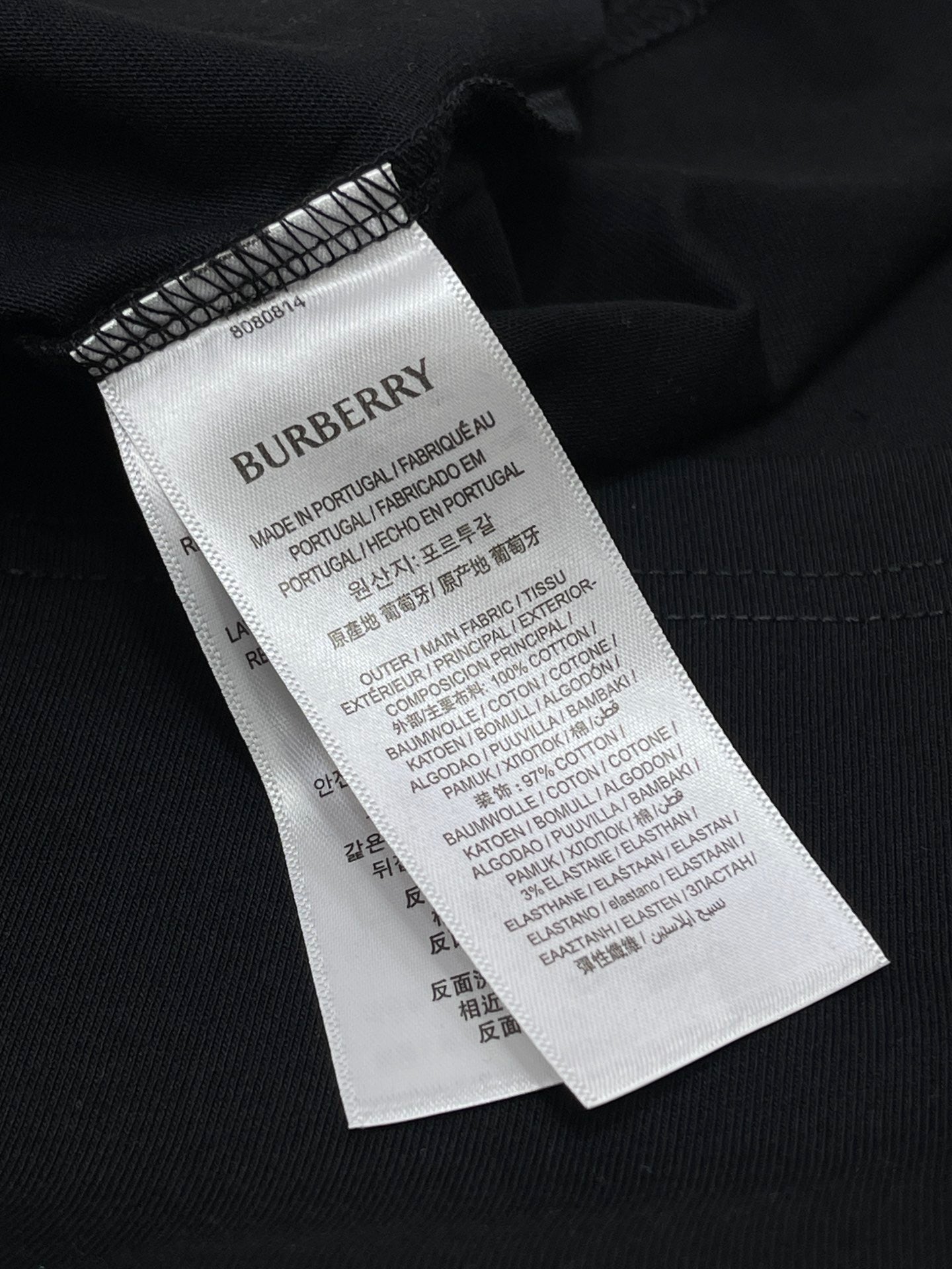 Weißes, grünes und schwarzes T-Shirt