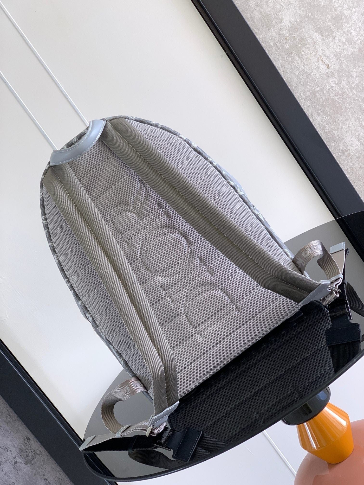 Schwarze und graue Tasche