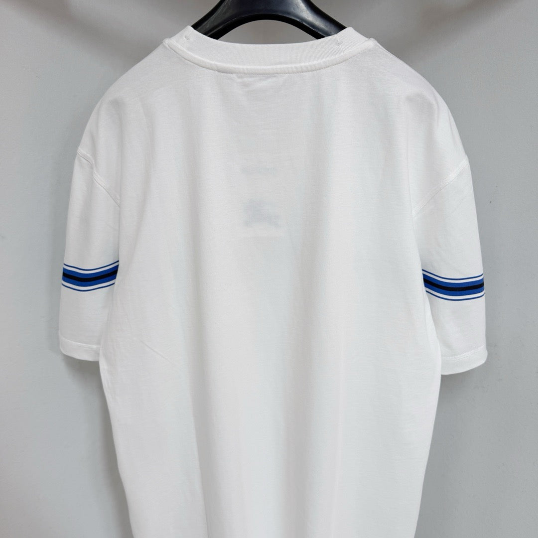 Schwarz-weißes T-Shirt