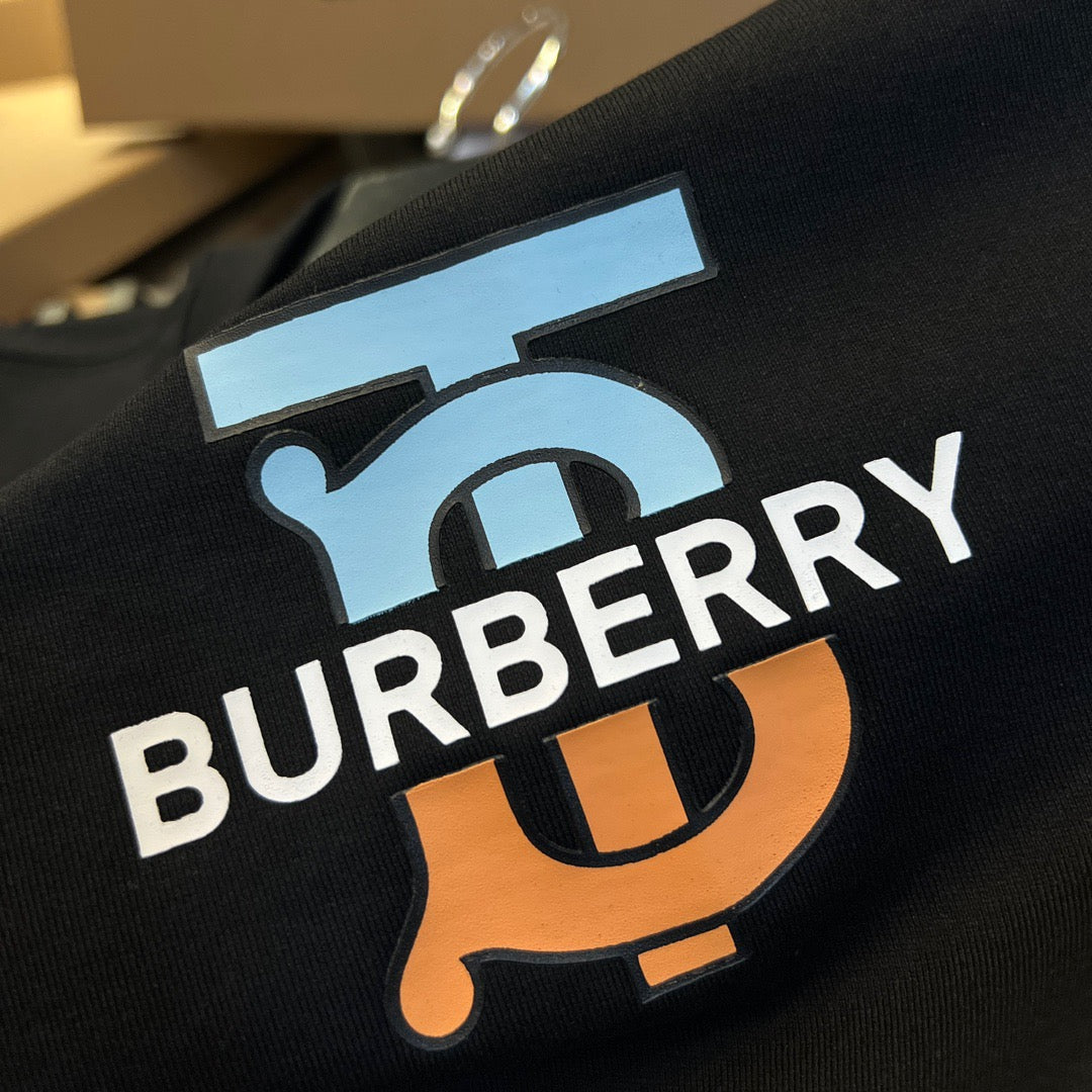 Schwarz-weißes T-Shirt