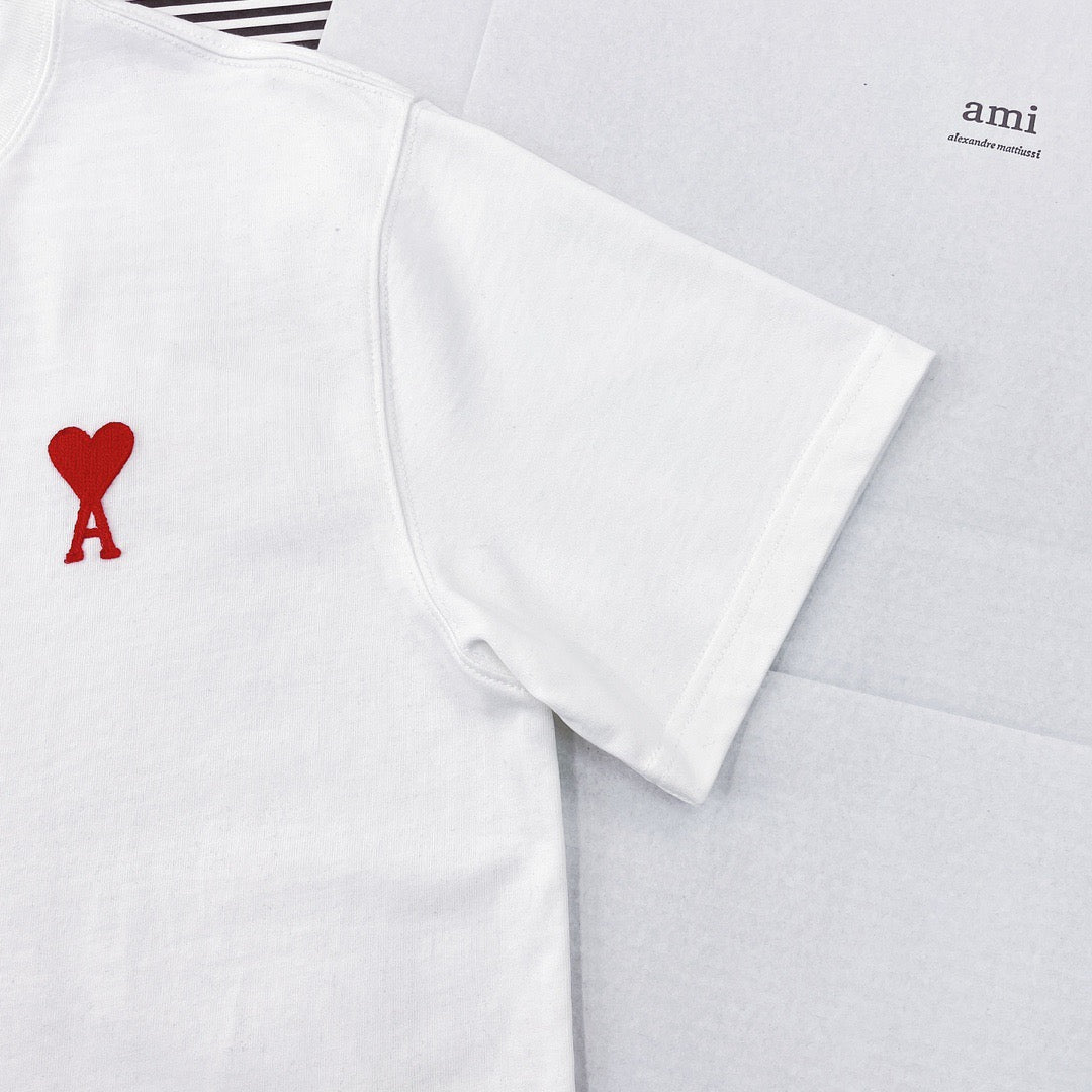Weißes, schwarzes und graues T-Shirt