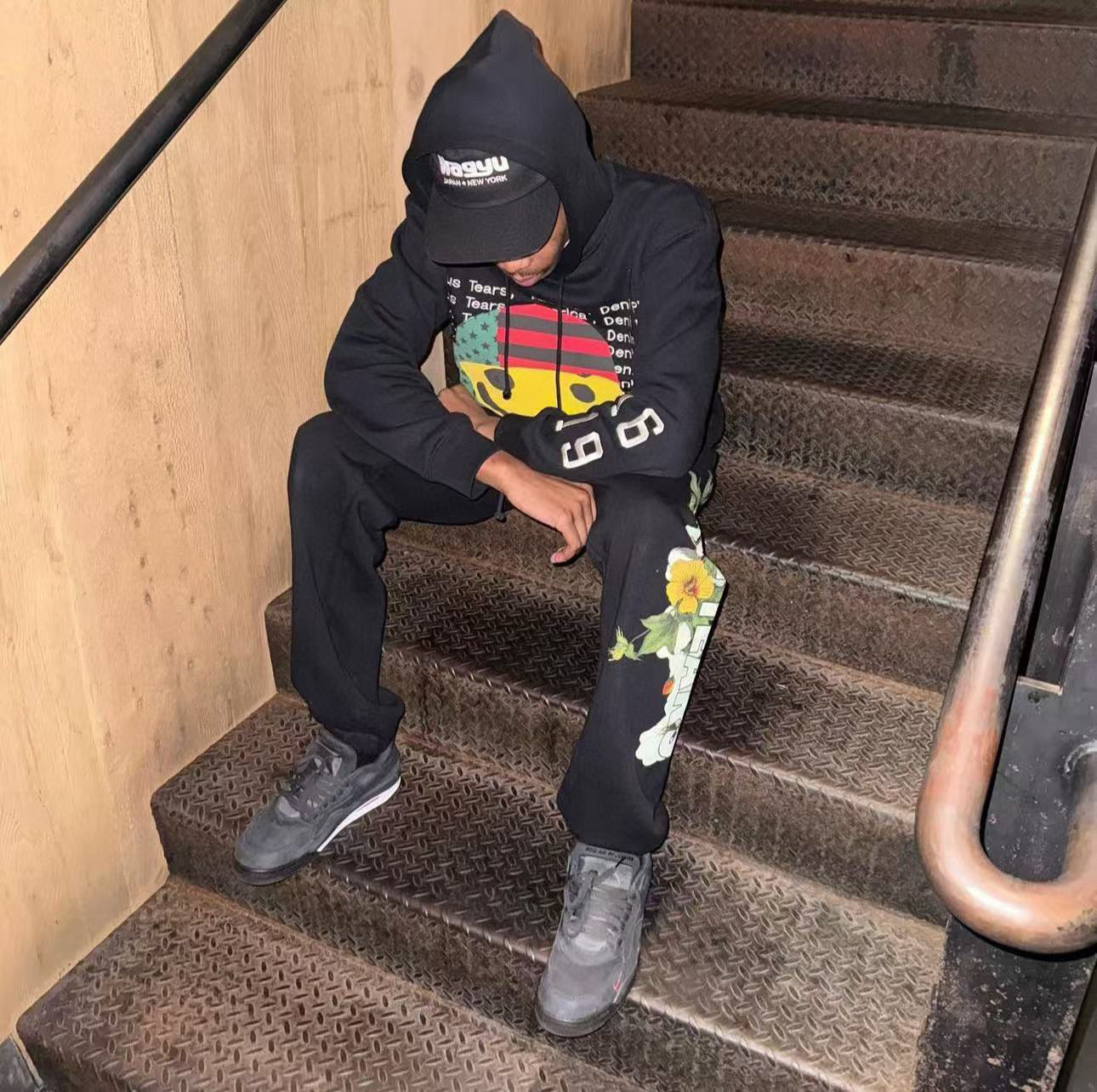 جارزة سوداء بقبعة شتوية