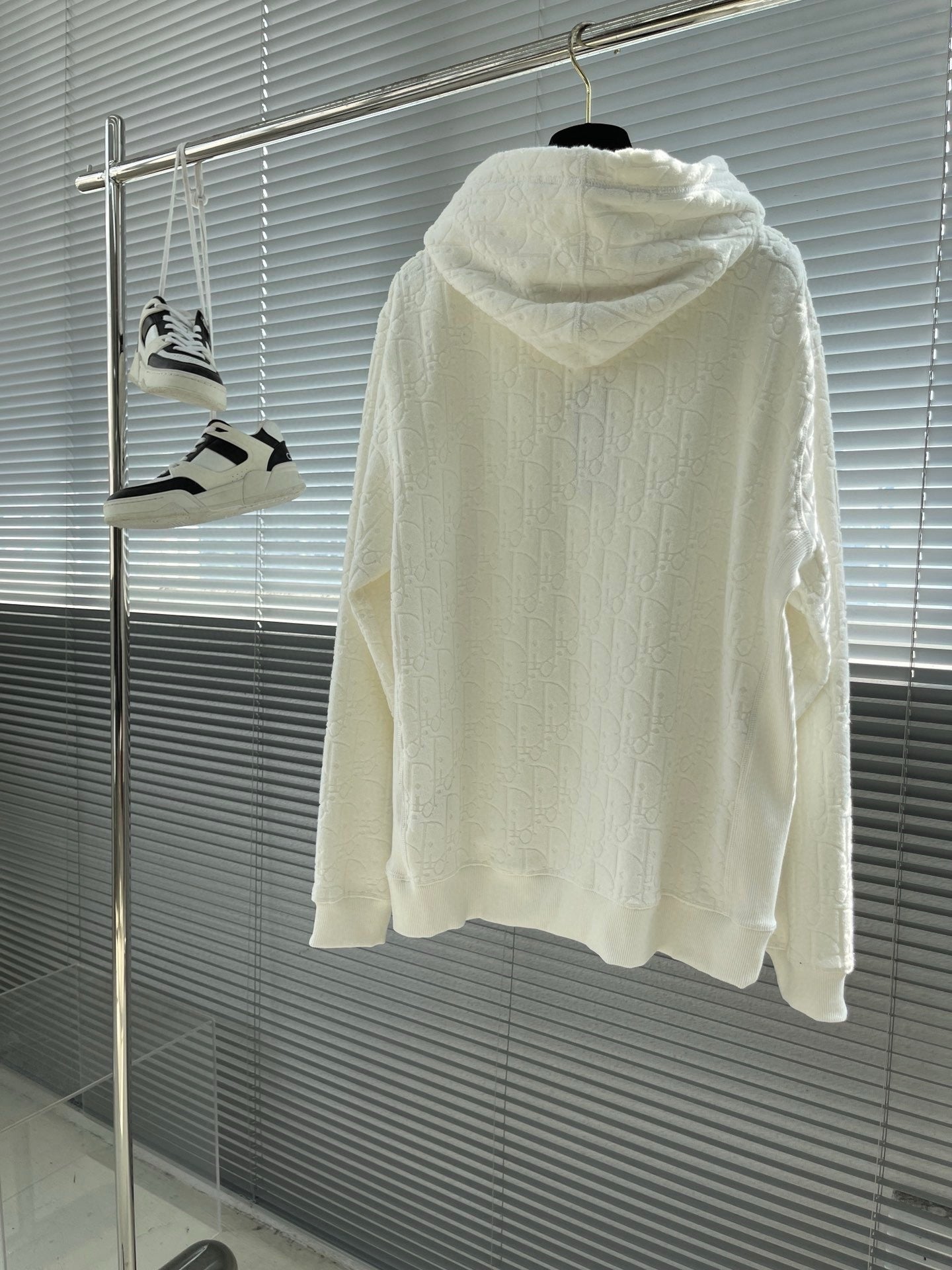 Schwarz-weißer Kapuzenpullover