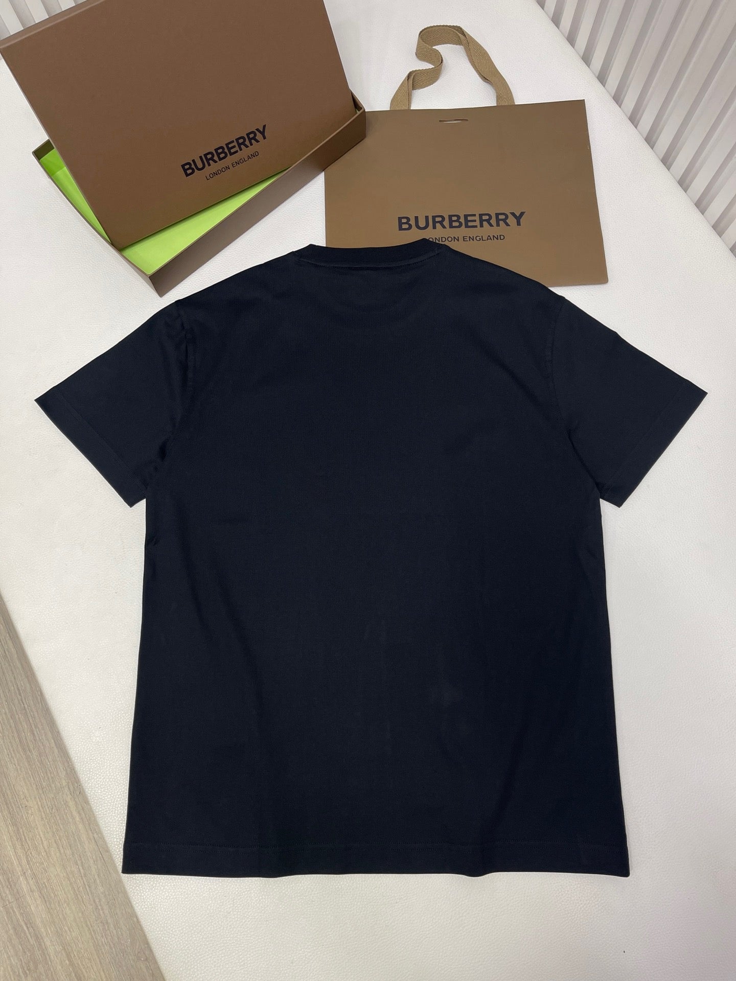 Camiseta negra, blanca y azul