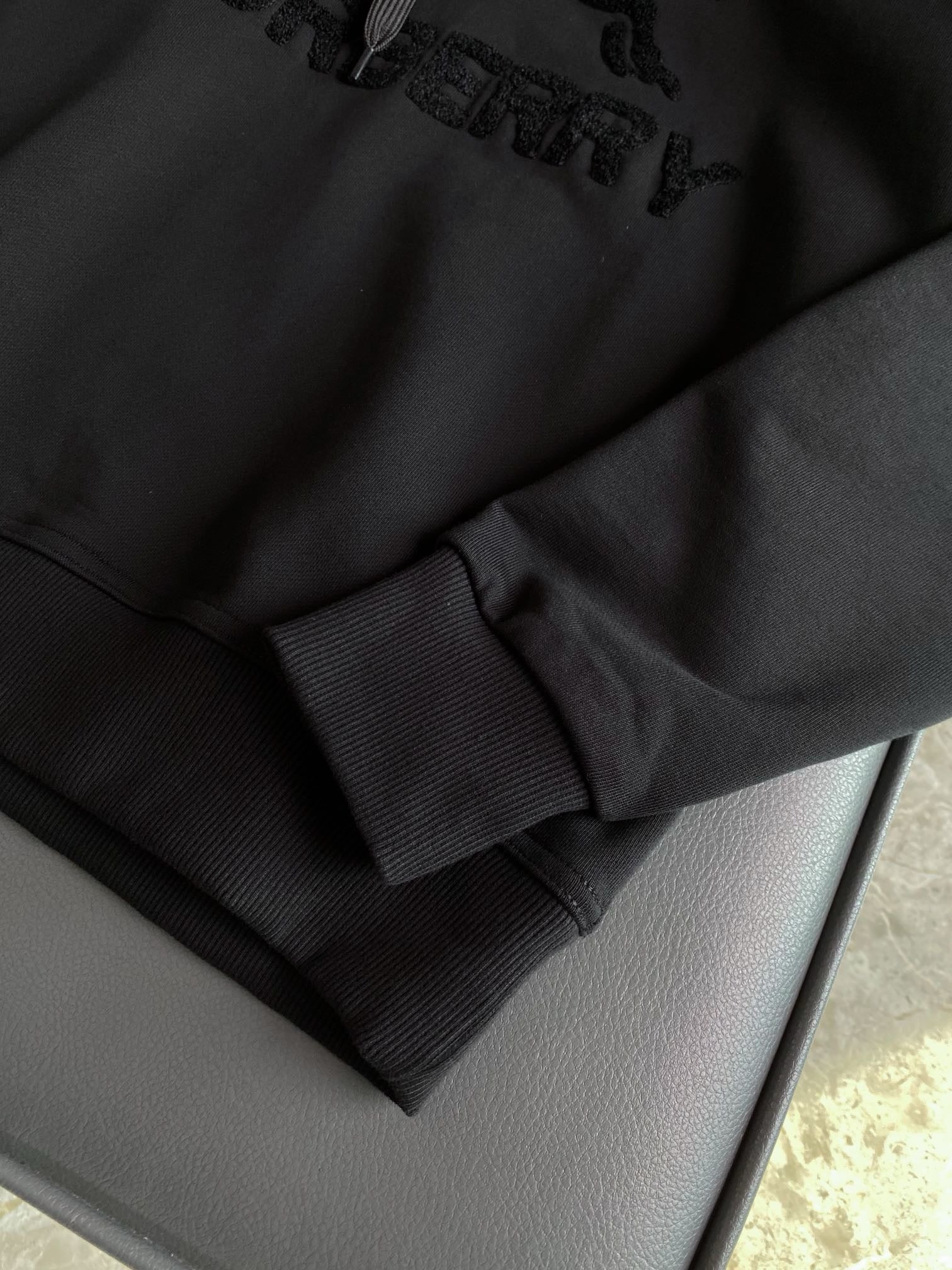 Schwarzer Hoodie