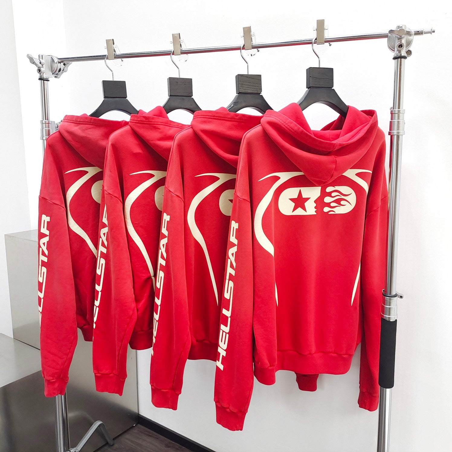 Roter Kapuzenpullover