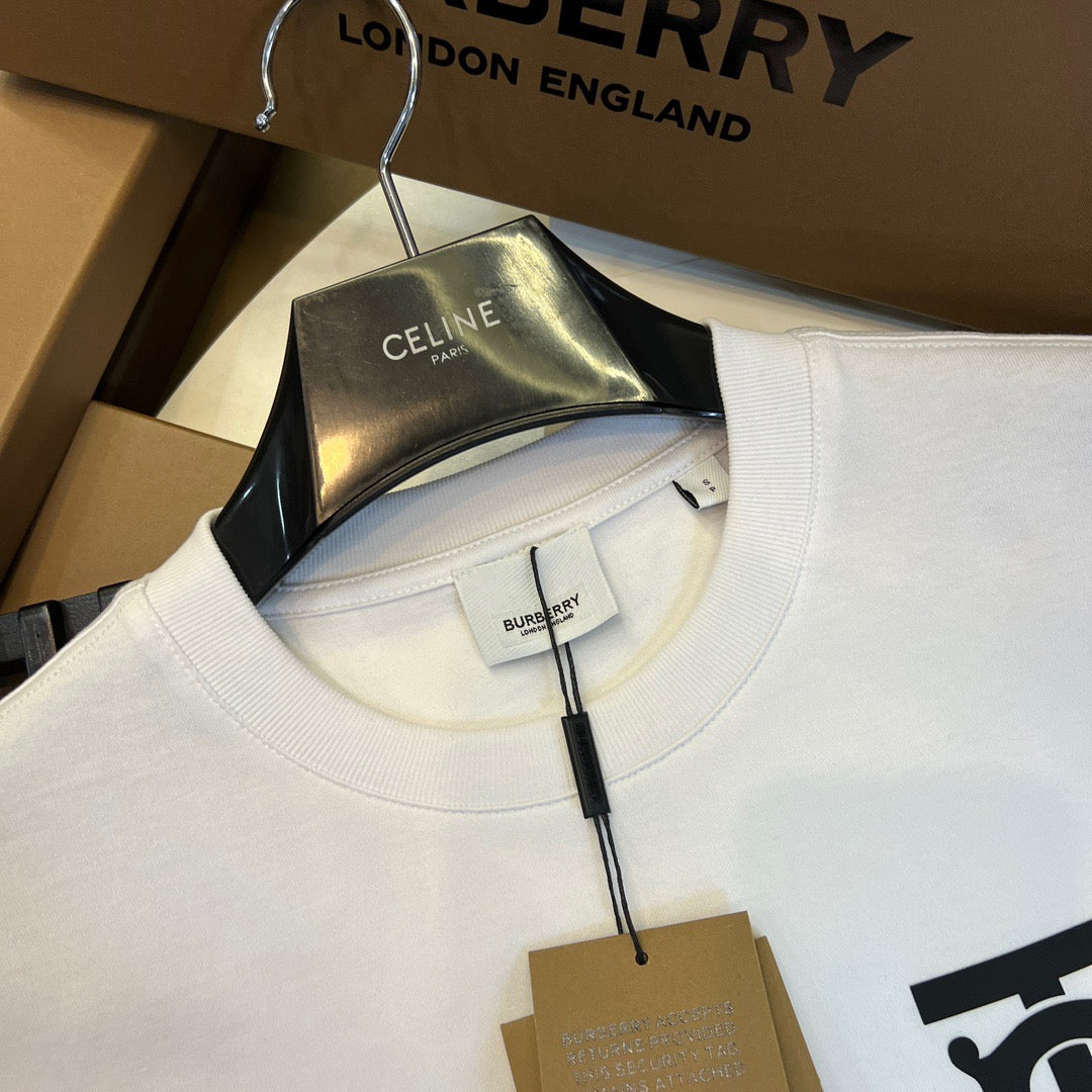 Schwarzes, khakifarbenes und weißes T-Shirt