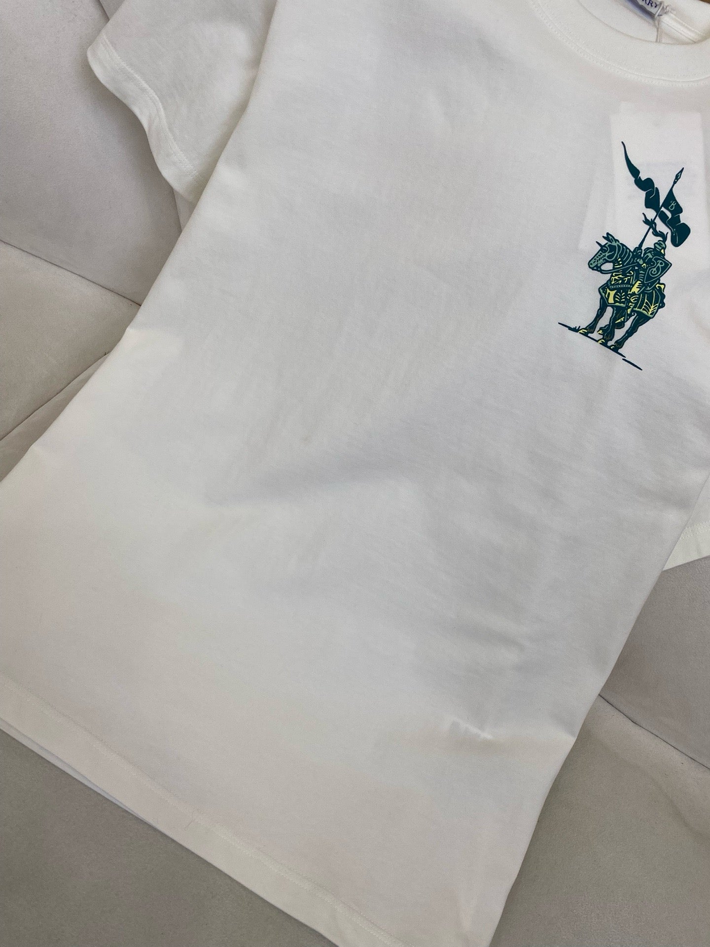 Grün-weißes T-Shirt