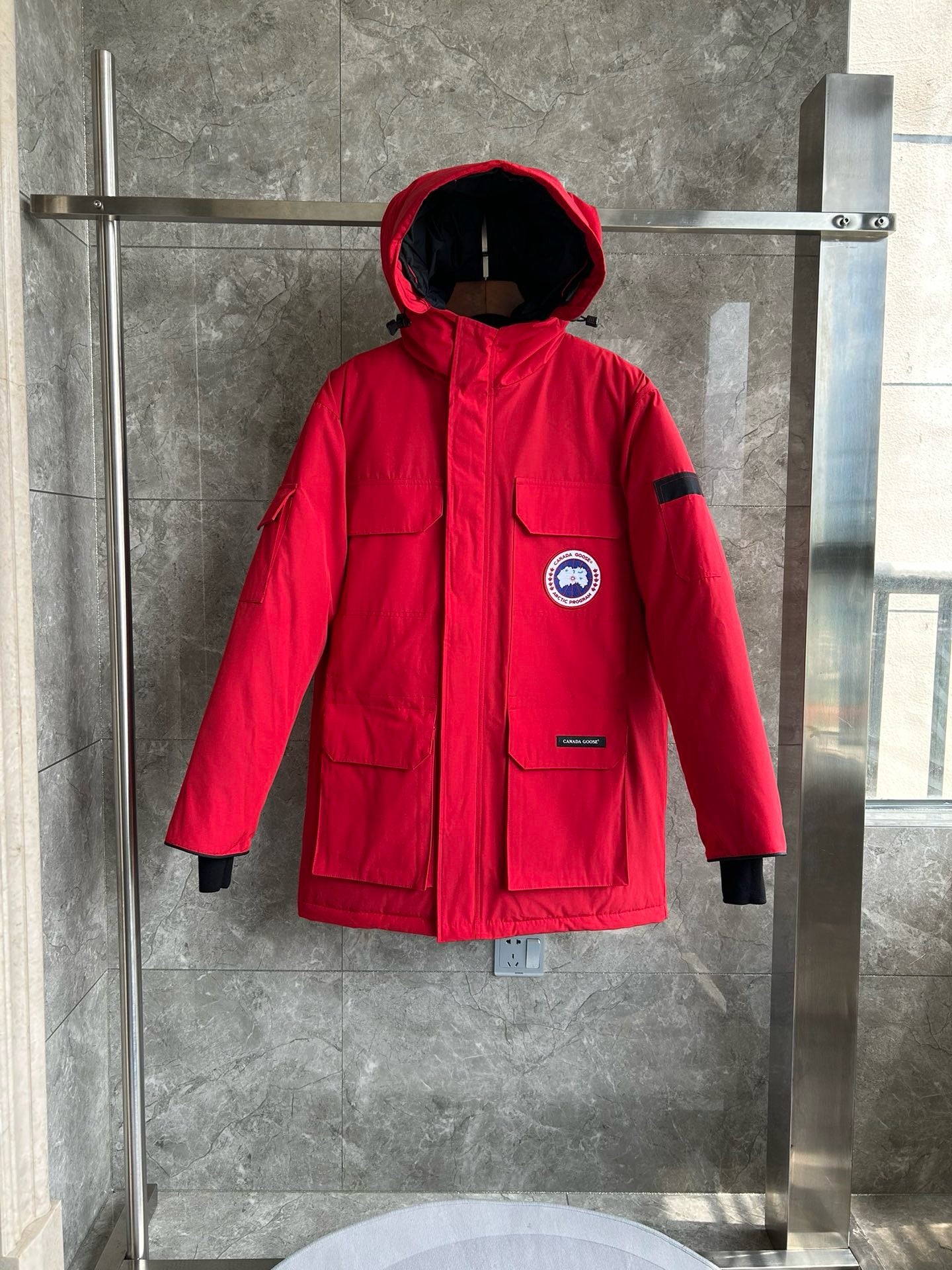 Weiße, graue, rote und schwarze Jacke