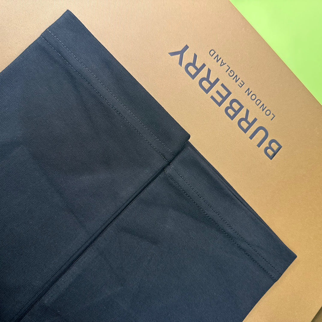 Weißes und schwarzes T-Shirt