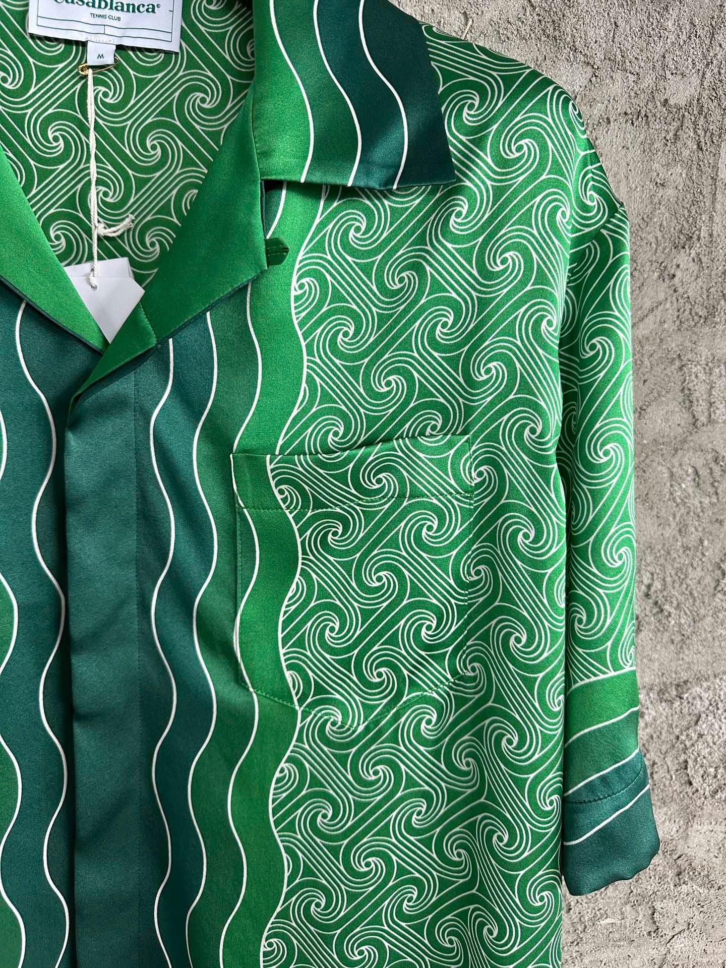 قميص متعدد الألوان