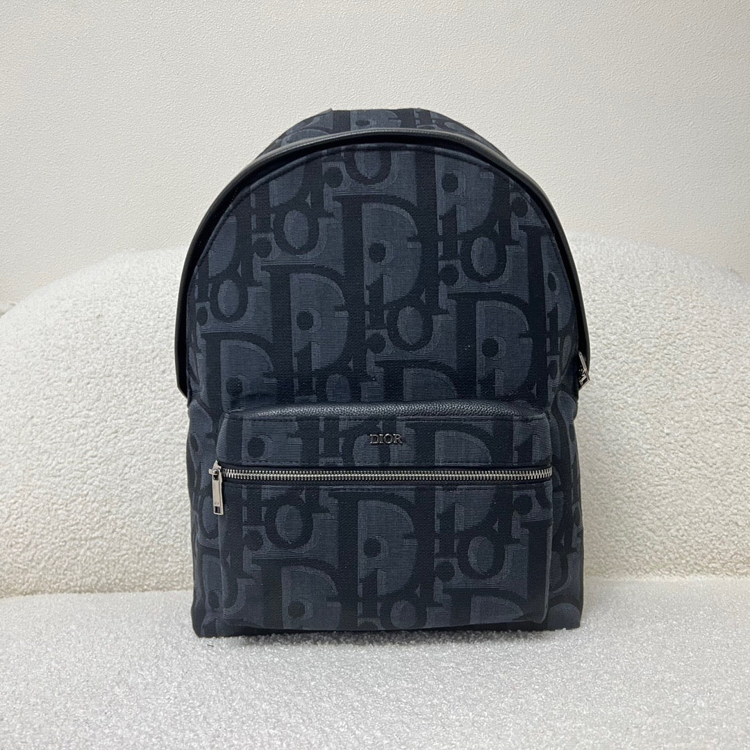 Bolso oblicuo negro y clásico