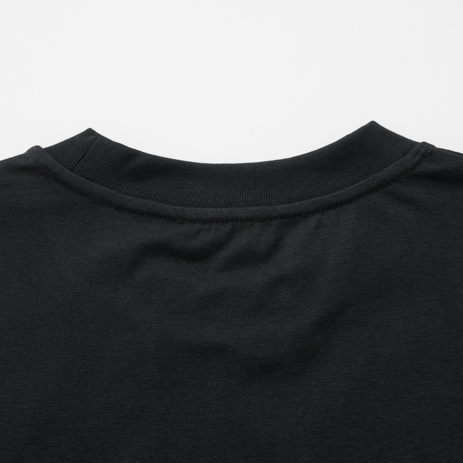 Schwarzes, weißes und blaues T-Shirt