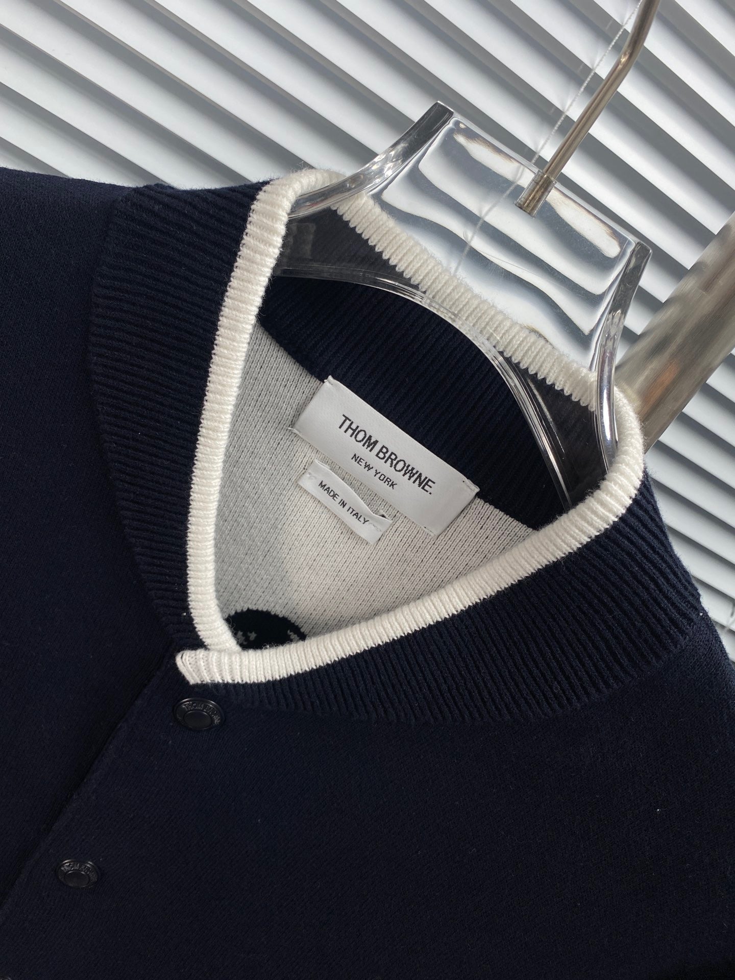 Blaue und graue Jacke