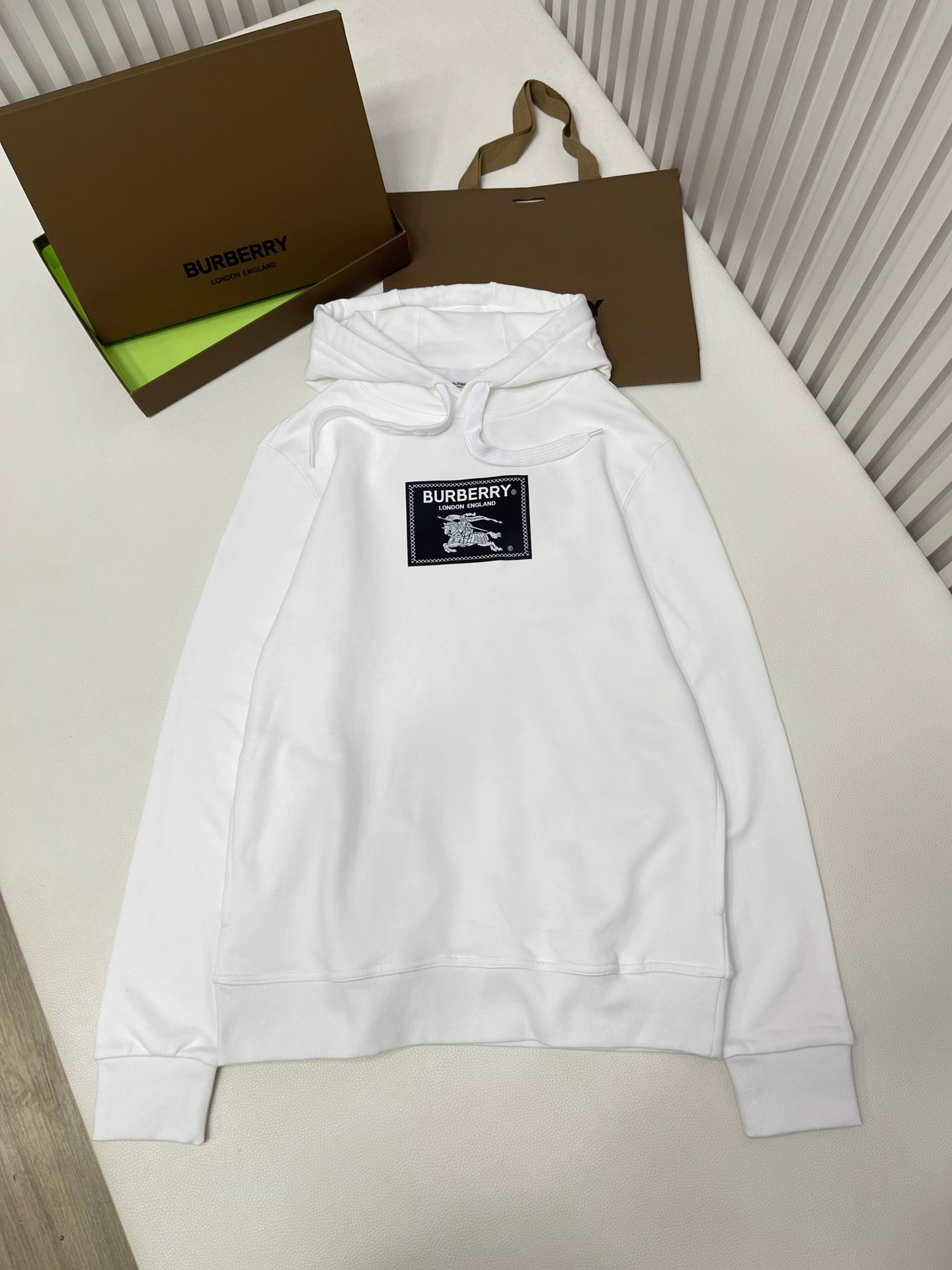 Schwarz-weißer Kapuzenpullover