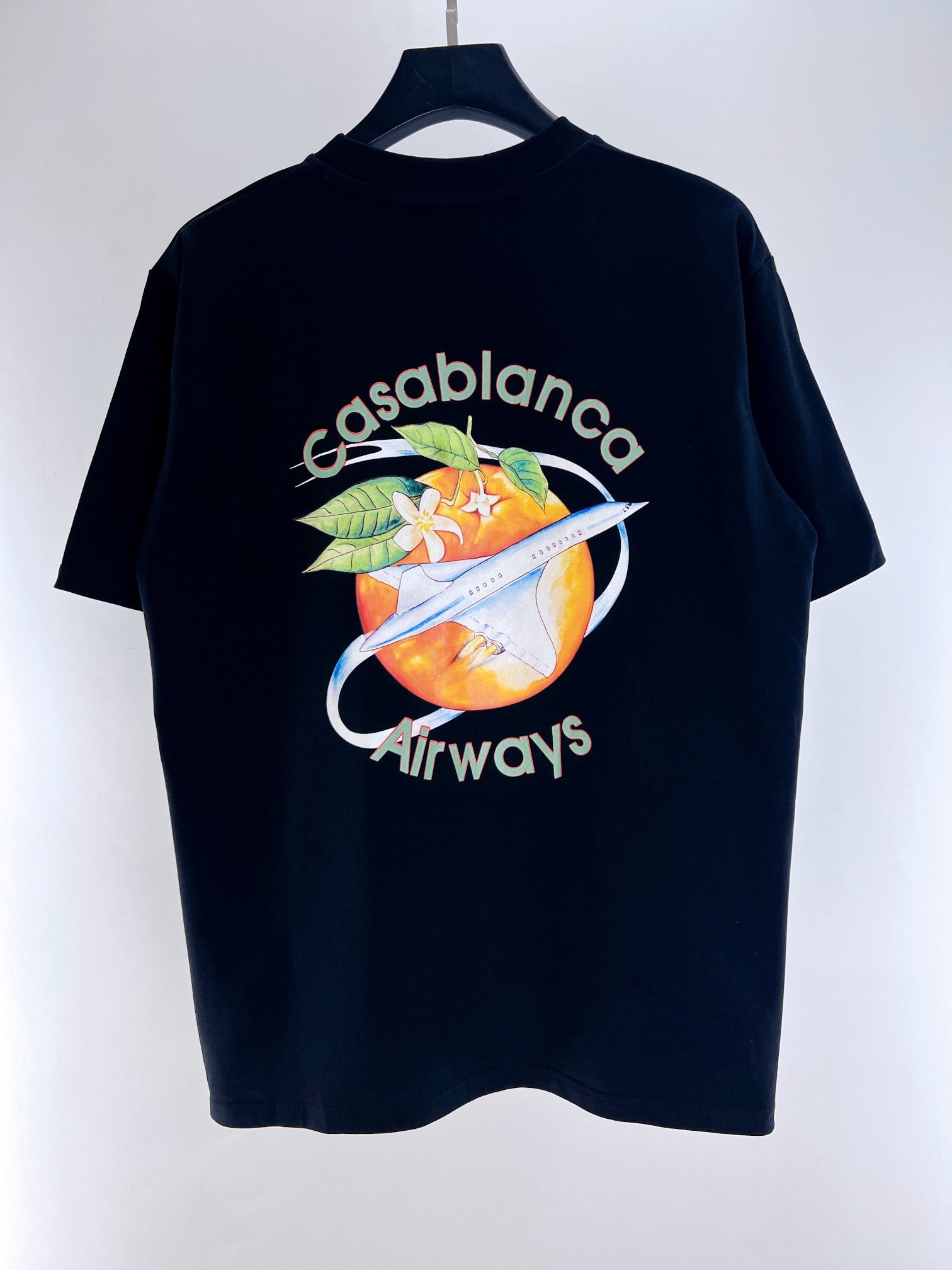 Schwarz-weißes T-Shirt