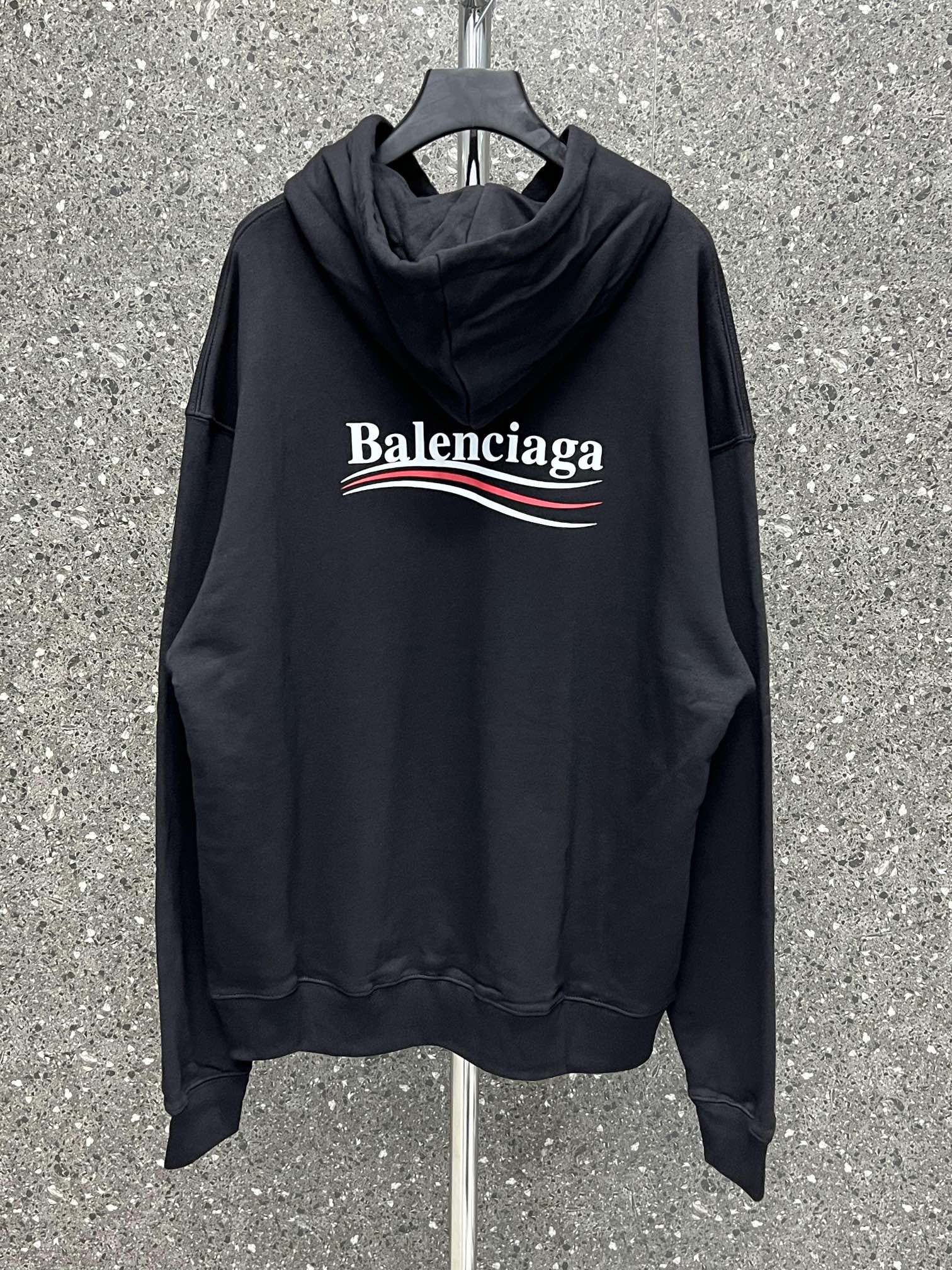 weißer und schwarzer Pullover mit einer Kapuze