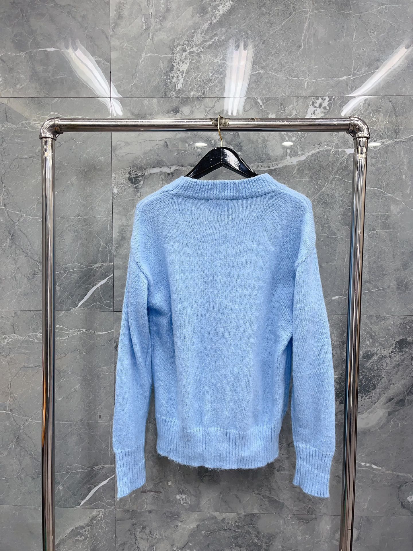 سترة باللون الوردي والأزرق الفاتح