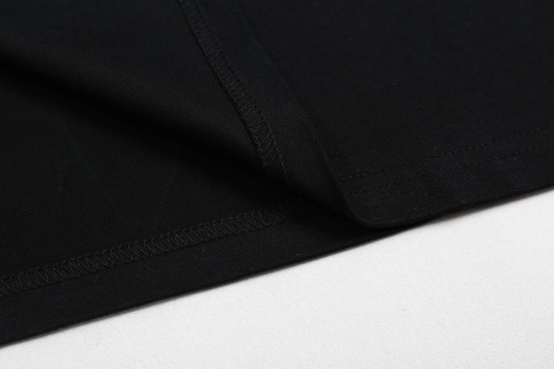 Schwarz-weißes T-Shirt