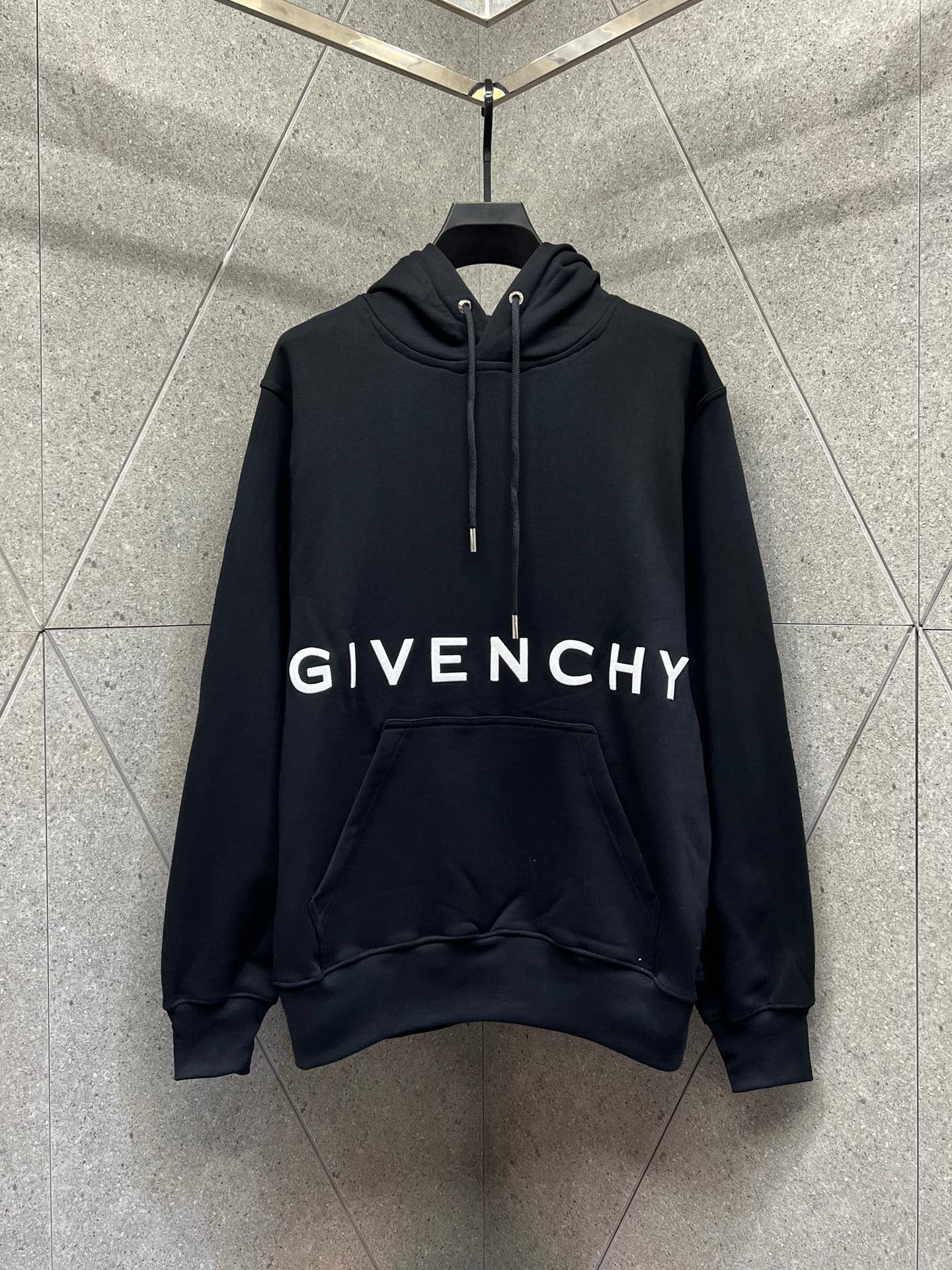 Schwarzer Hoodie