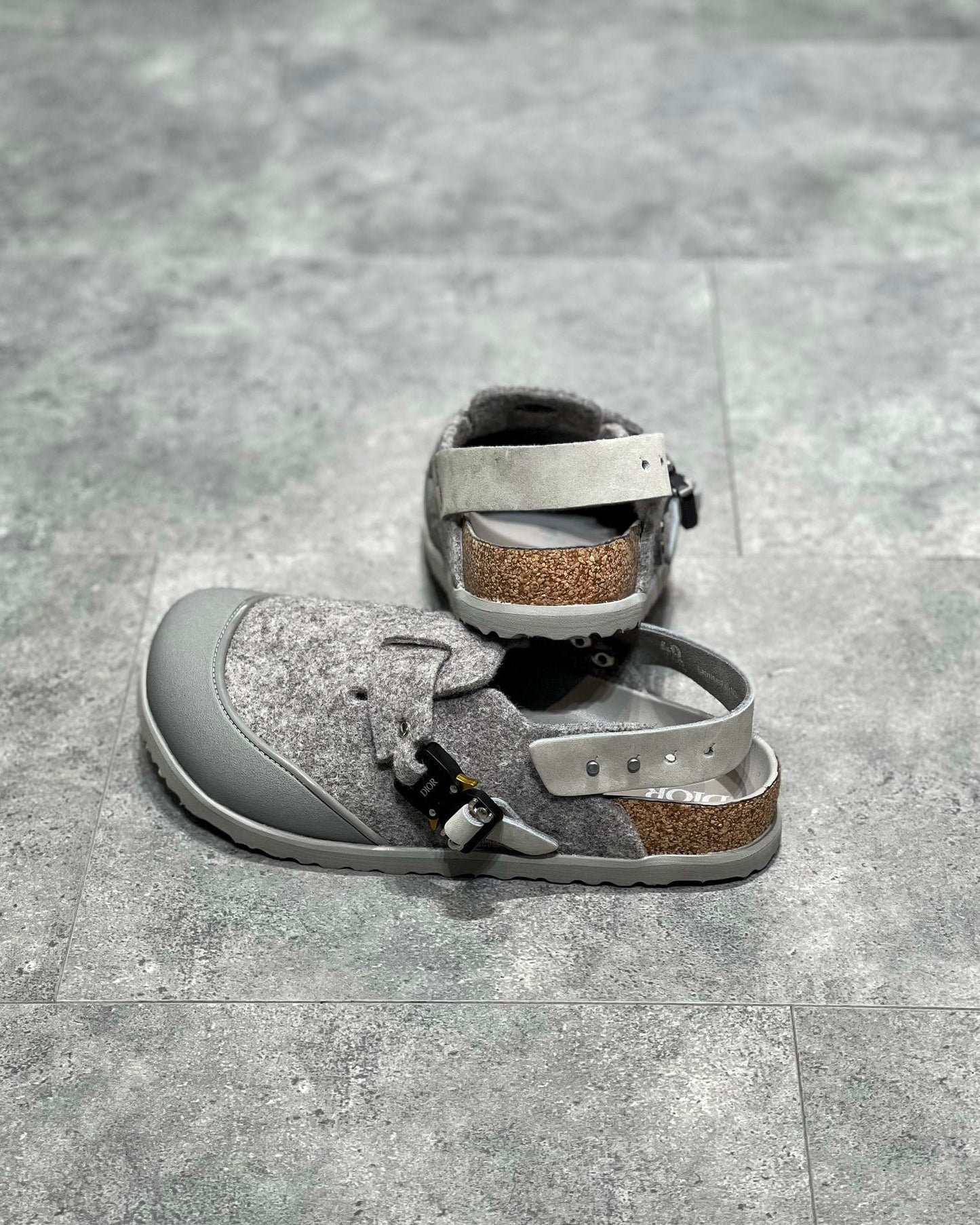 أحذية باللون الأسود والرمادي والأبيض العاجي