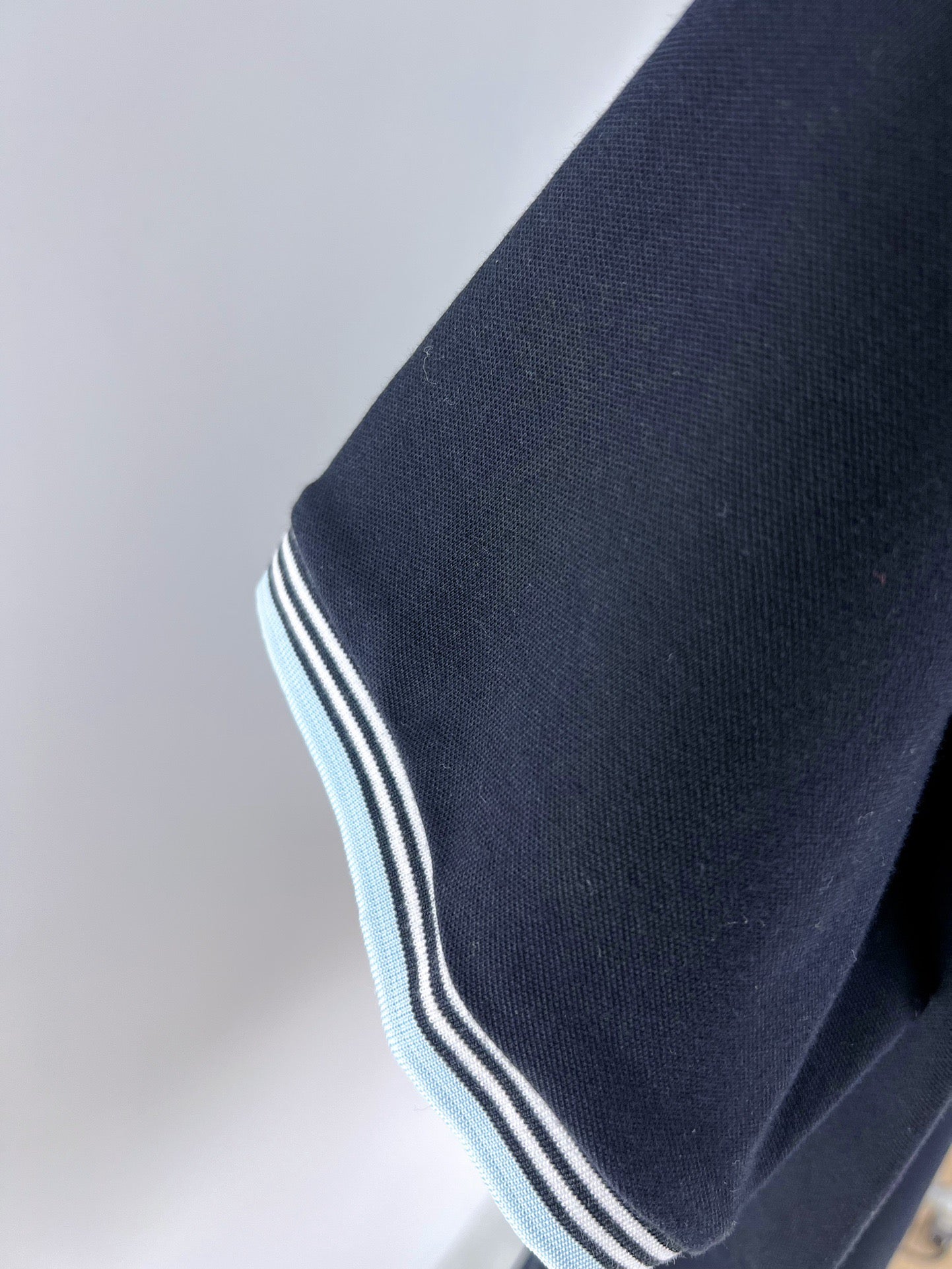 Gelbes und blaues Polo