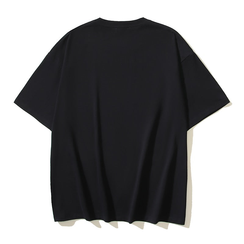 Weißes und schwarzes T-Shirt