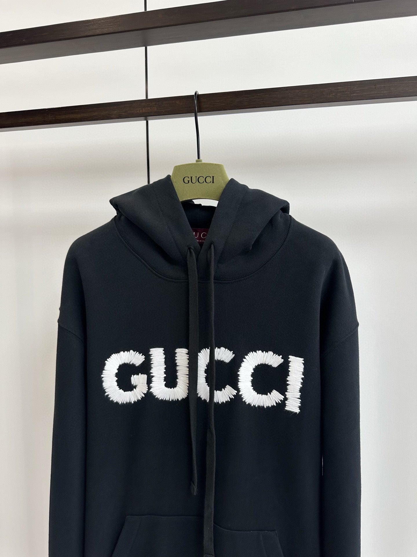 Schwarz-weißer Hoodie