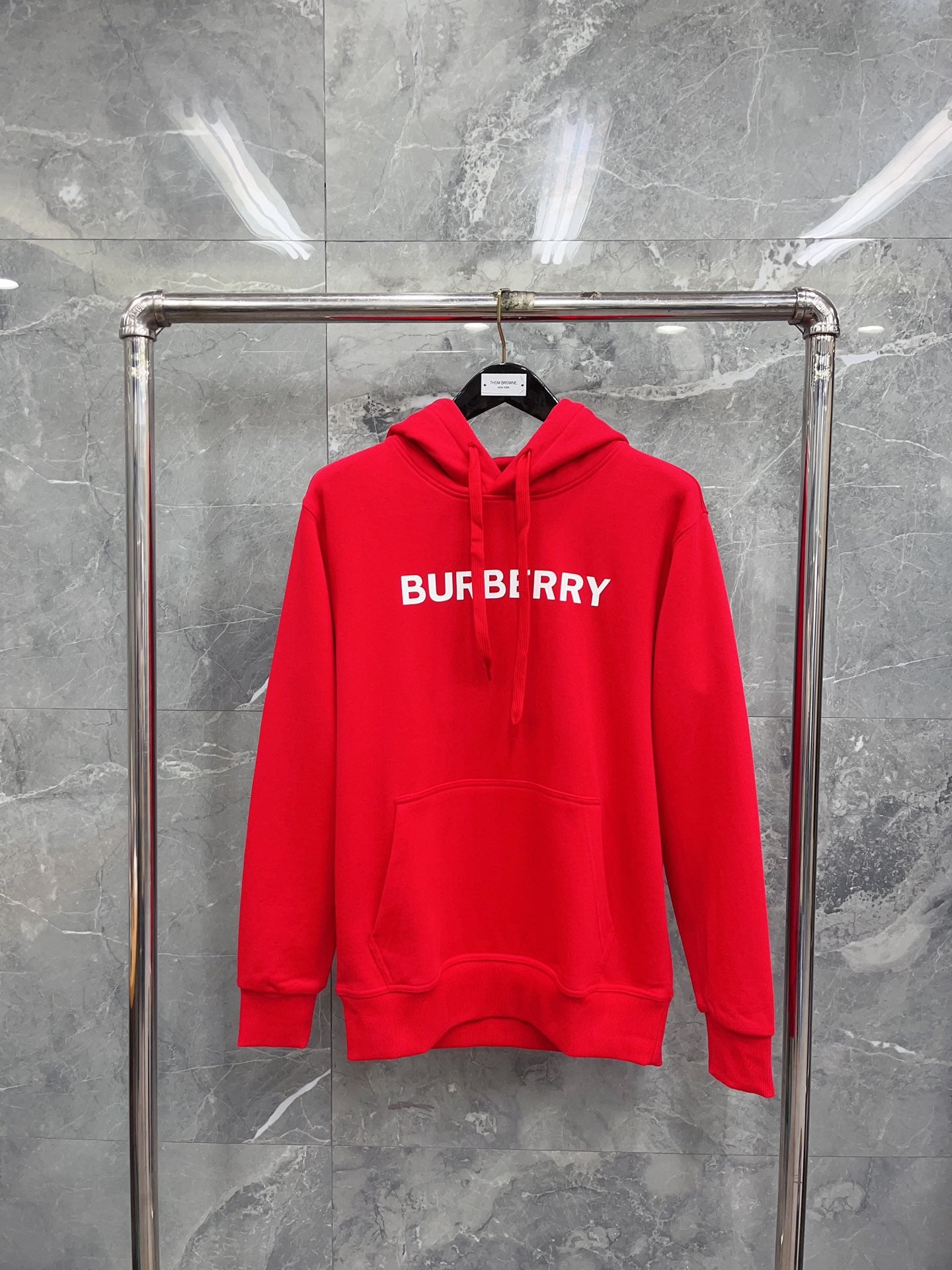 Kapuzenpullover in Schwarz, Khaki, Blau und Rot