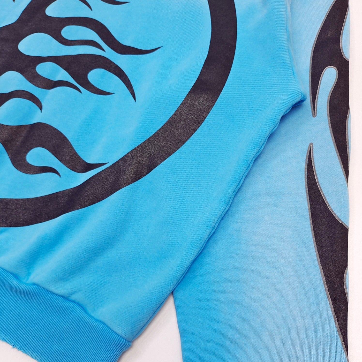 Himmelblauer Hoodie