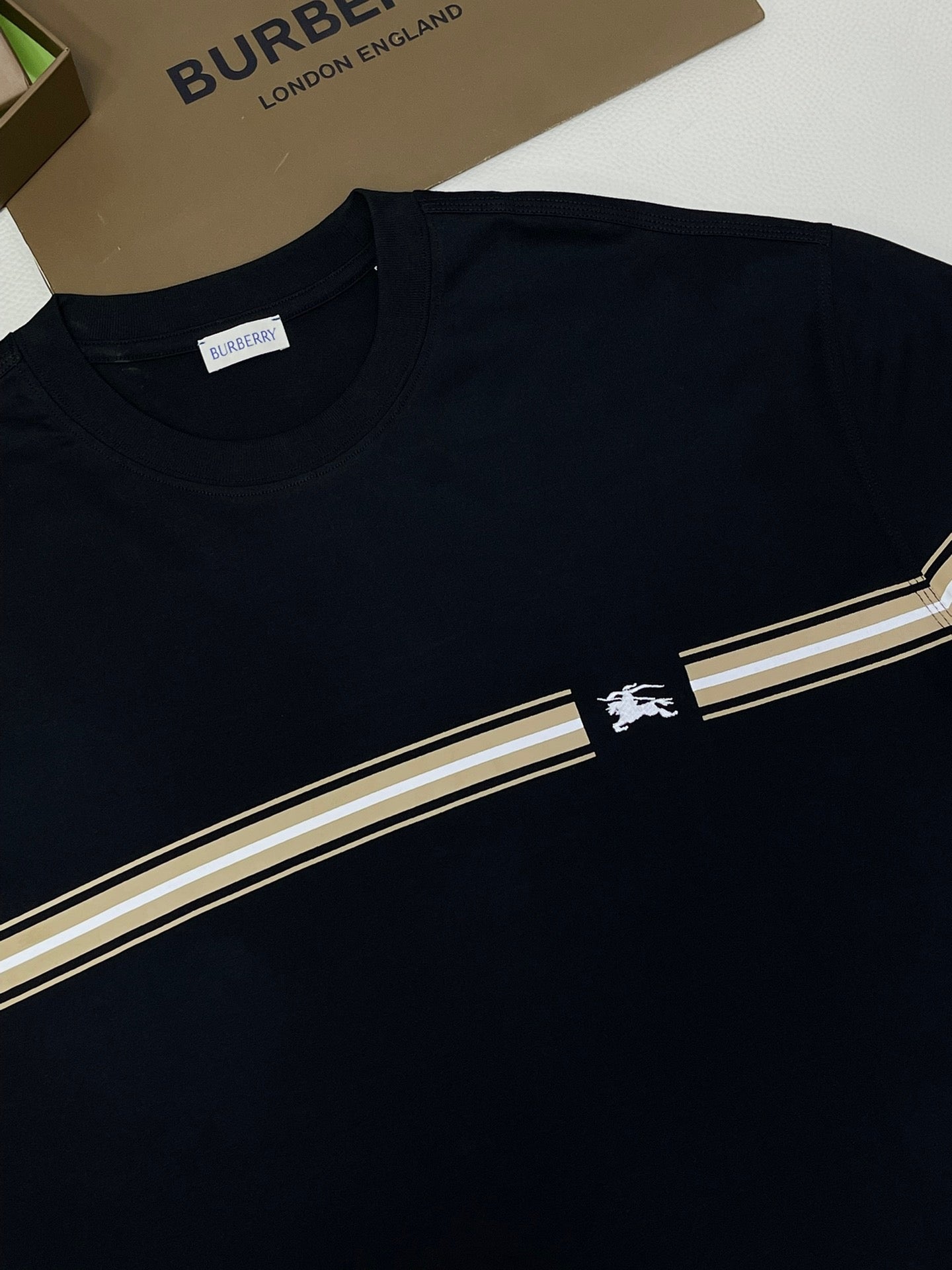 Schwarz-weißes T-Shirt