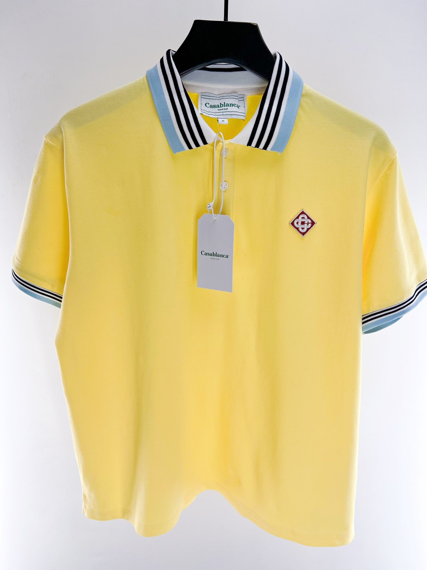 Gelbes und blaues Polo