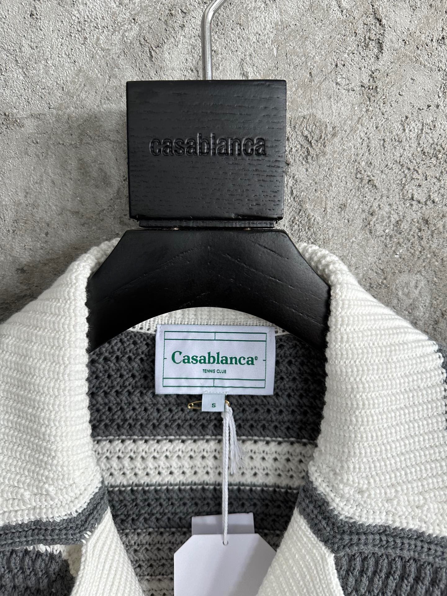 قميص أبيض أسود