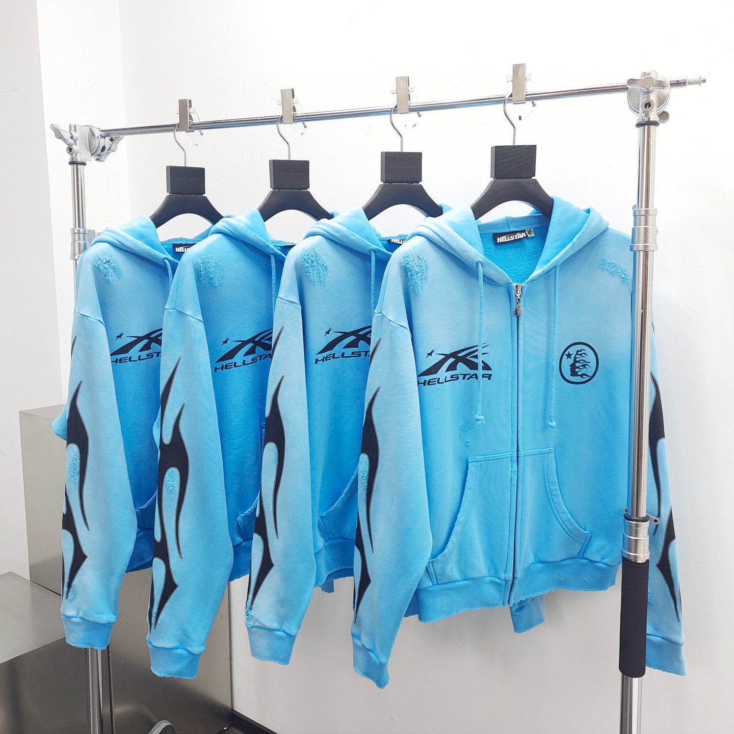 Himmelblauer Hoodie