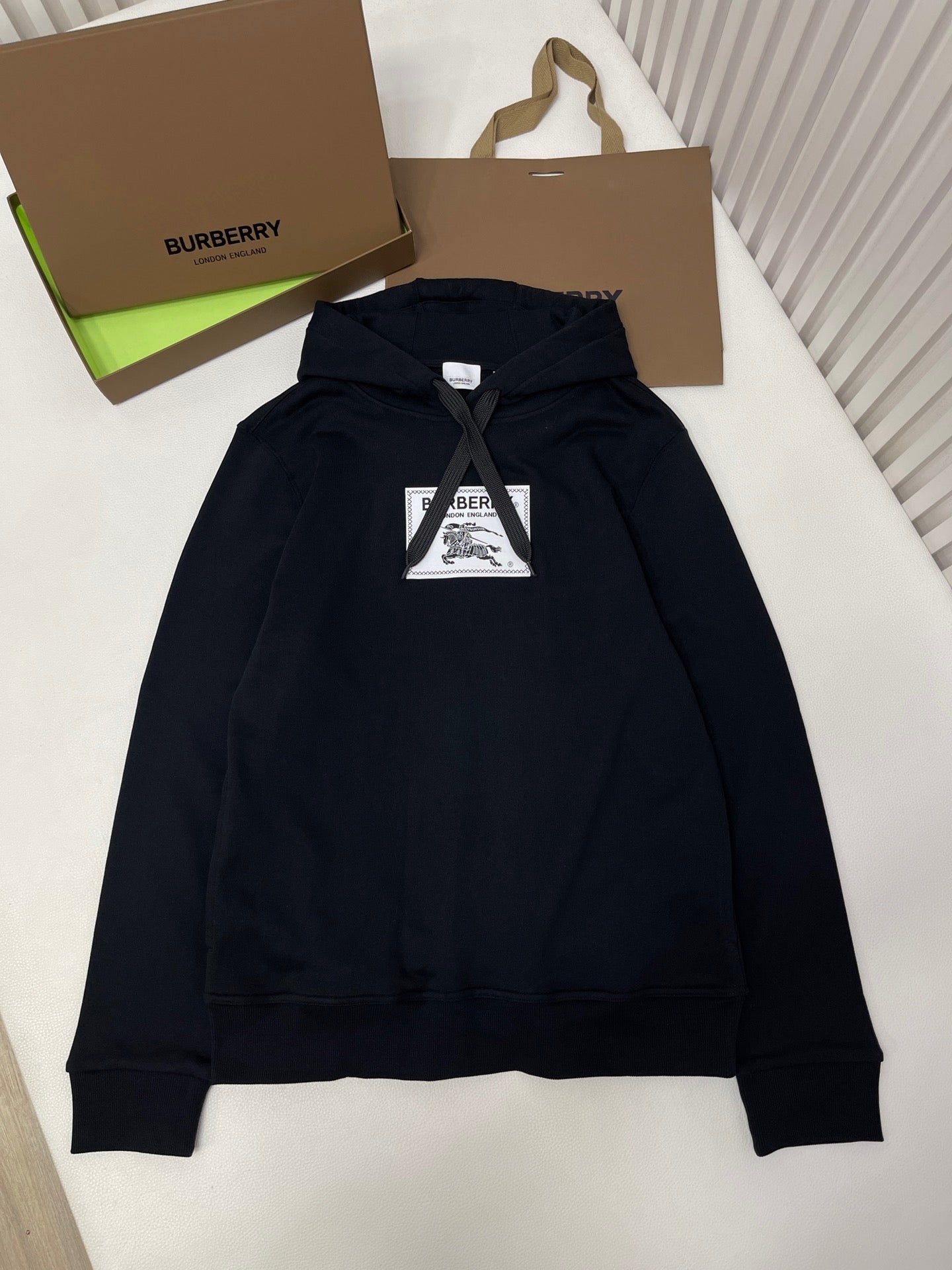 Schwarz-weißer Kapuzenpullover